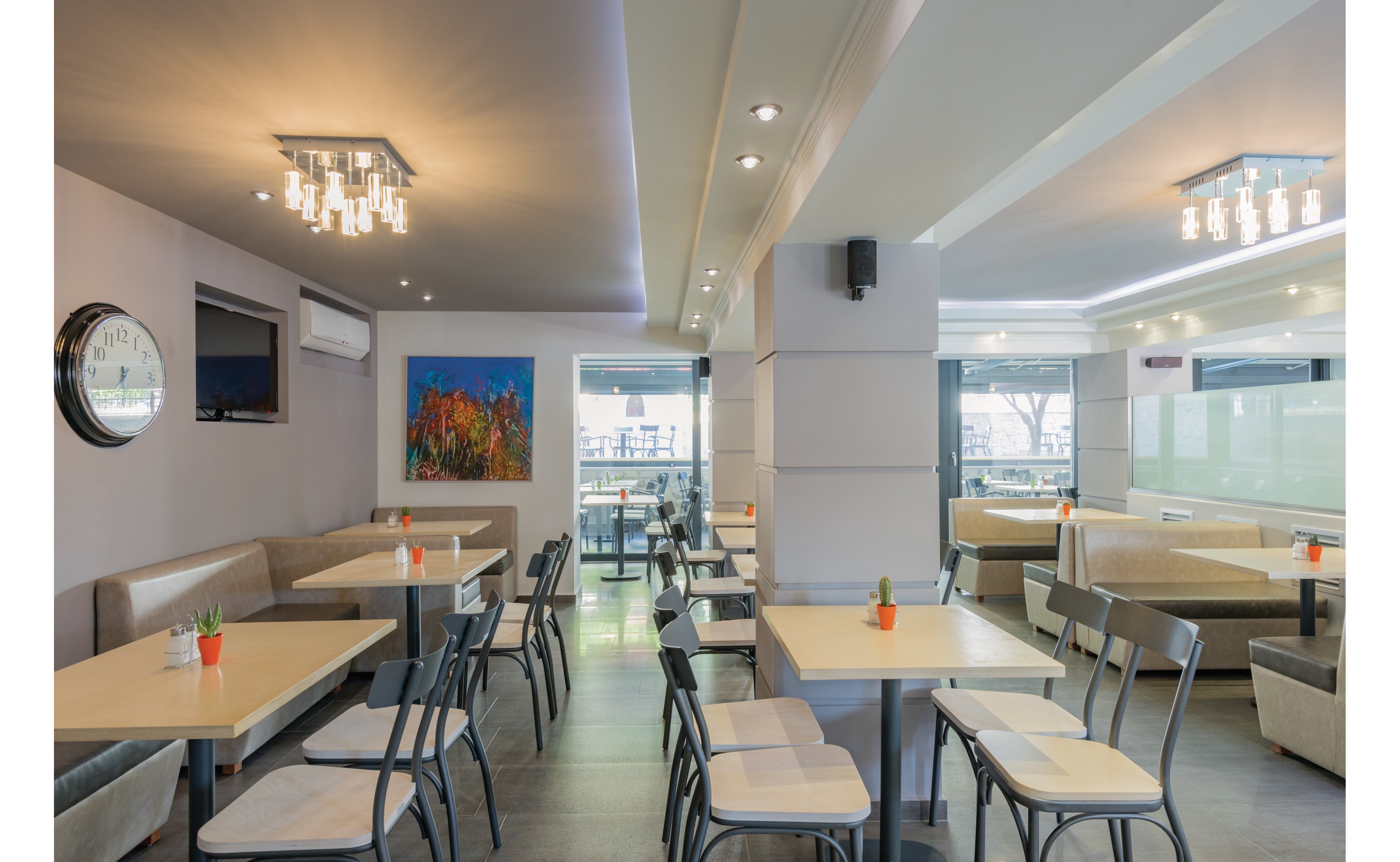 Royal Hotel & Suites