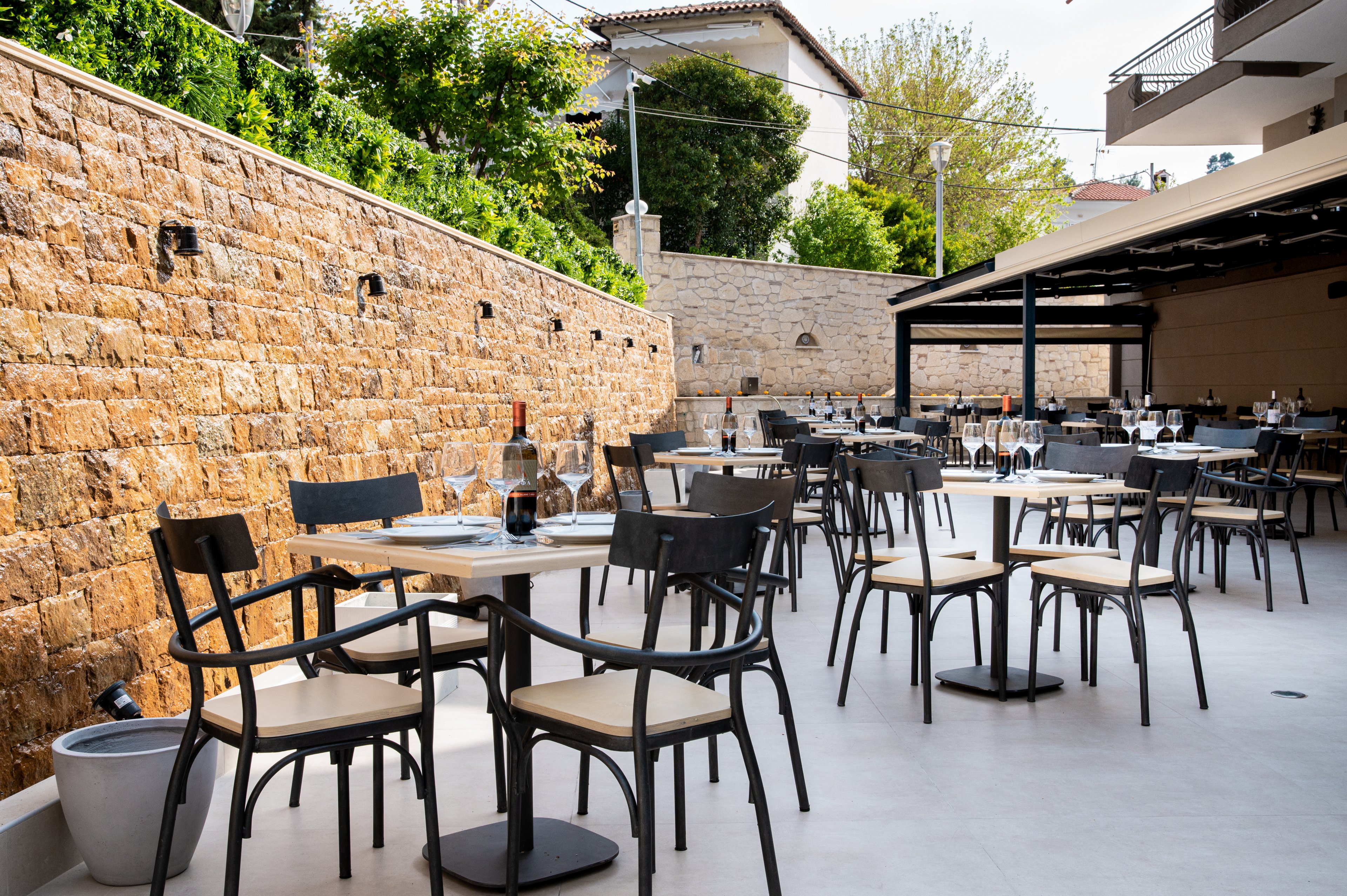 Royal Hotel & Suites