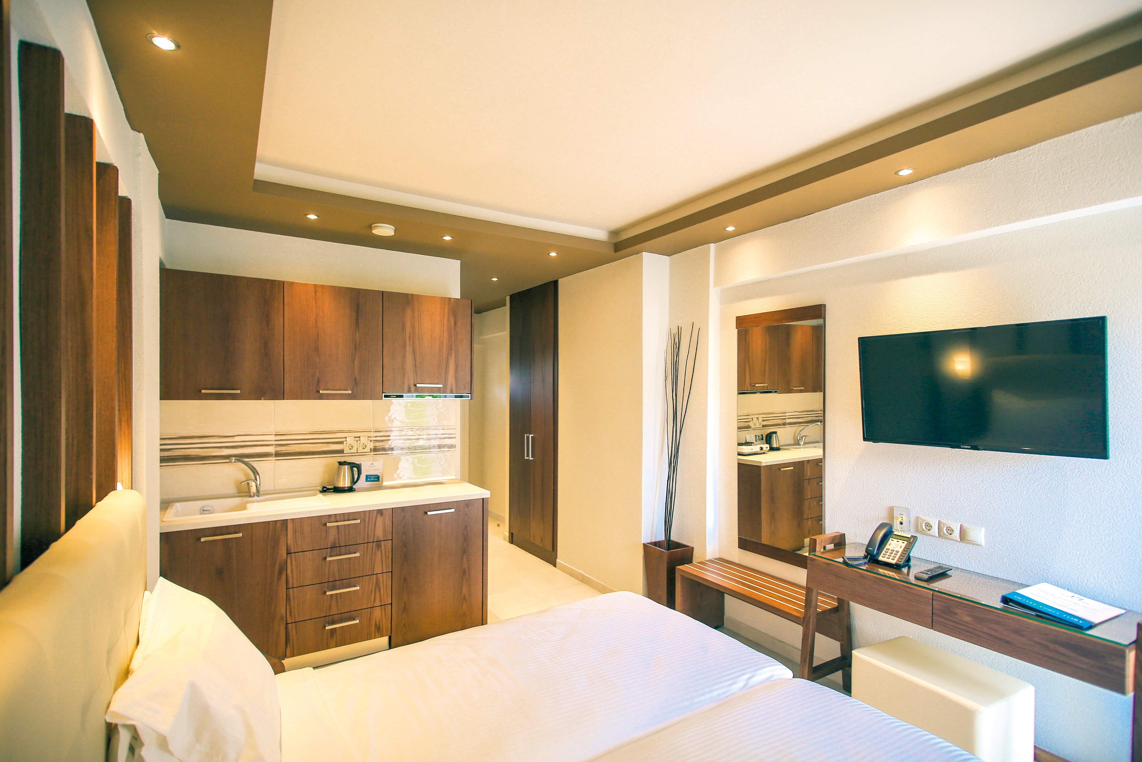 Royal Hotel & Suites