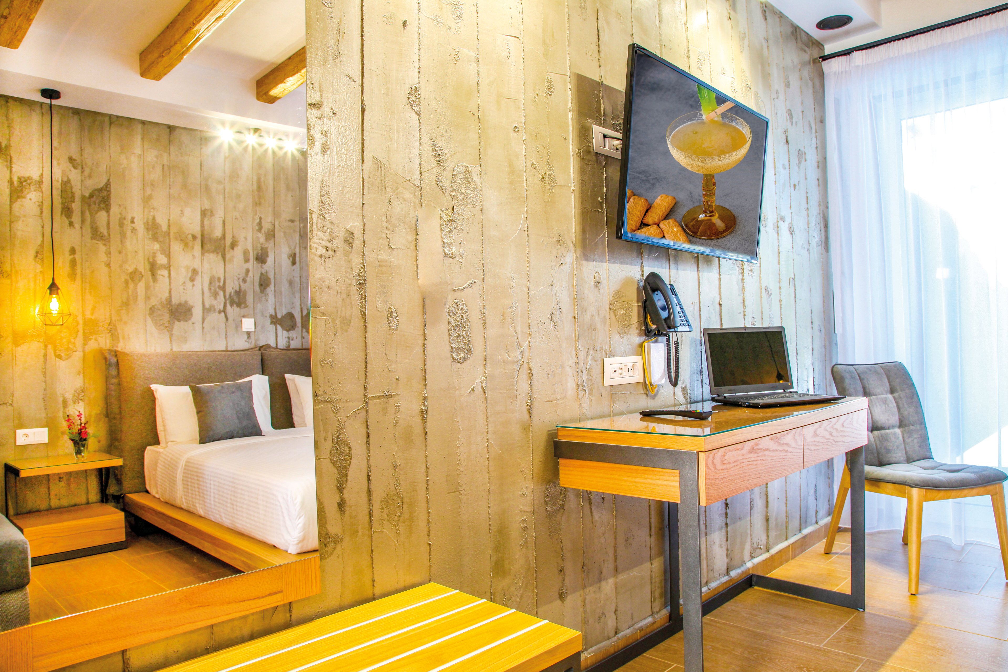 Royal Hotel & Suites