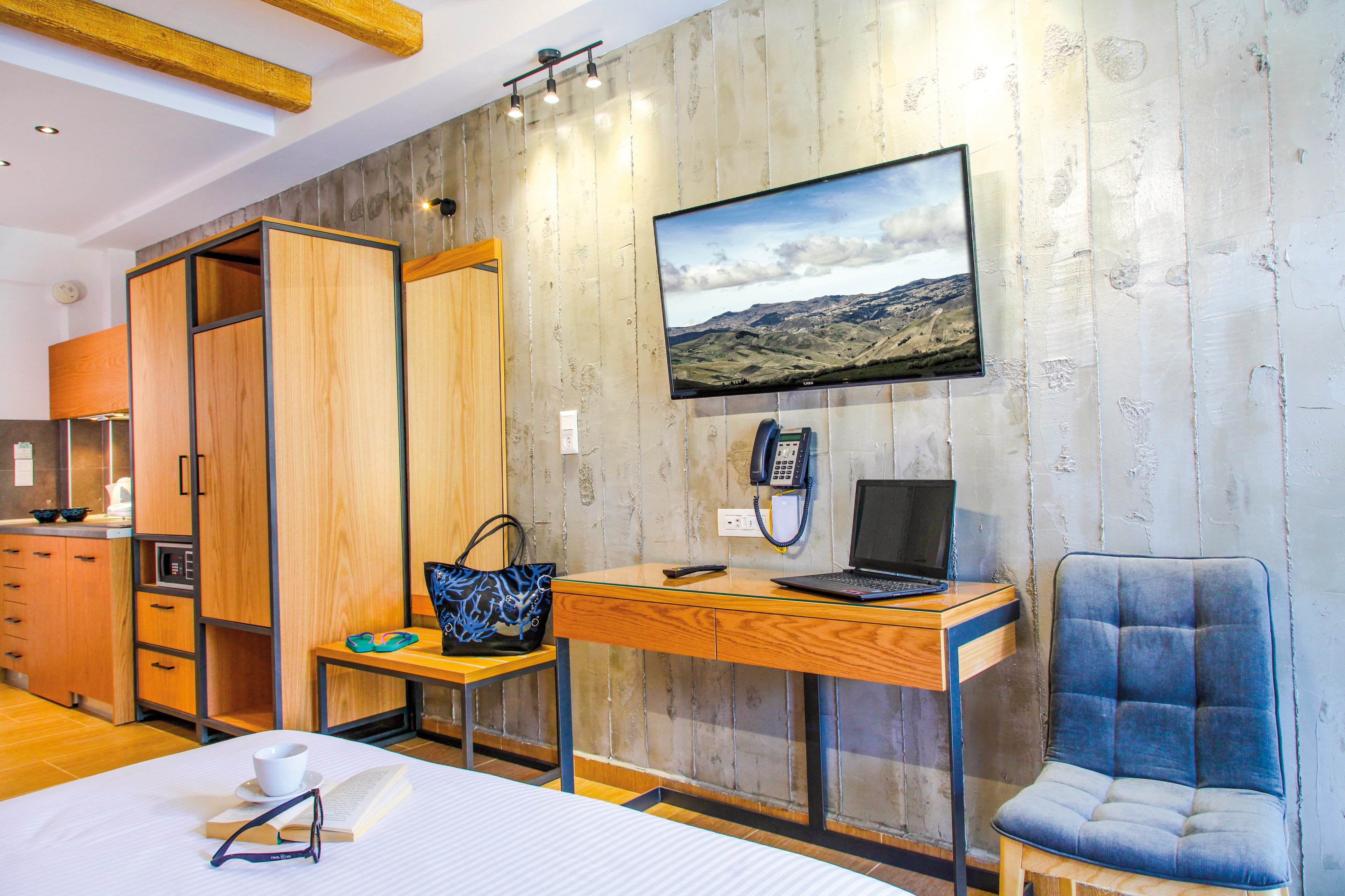 Royal Hotel & Suites