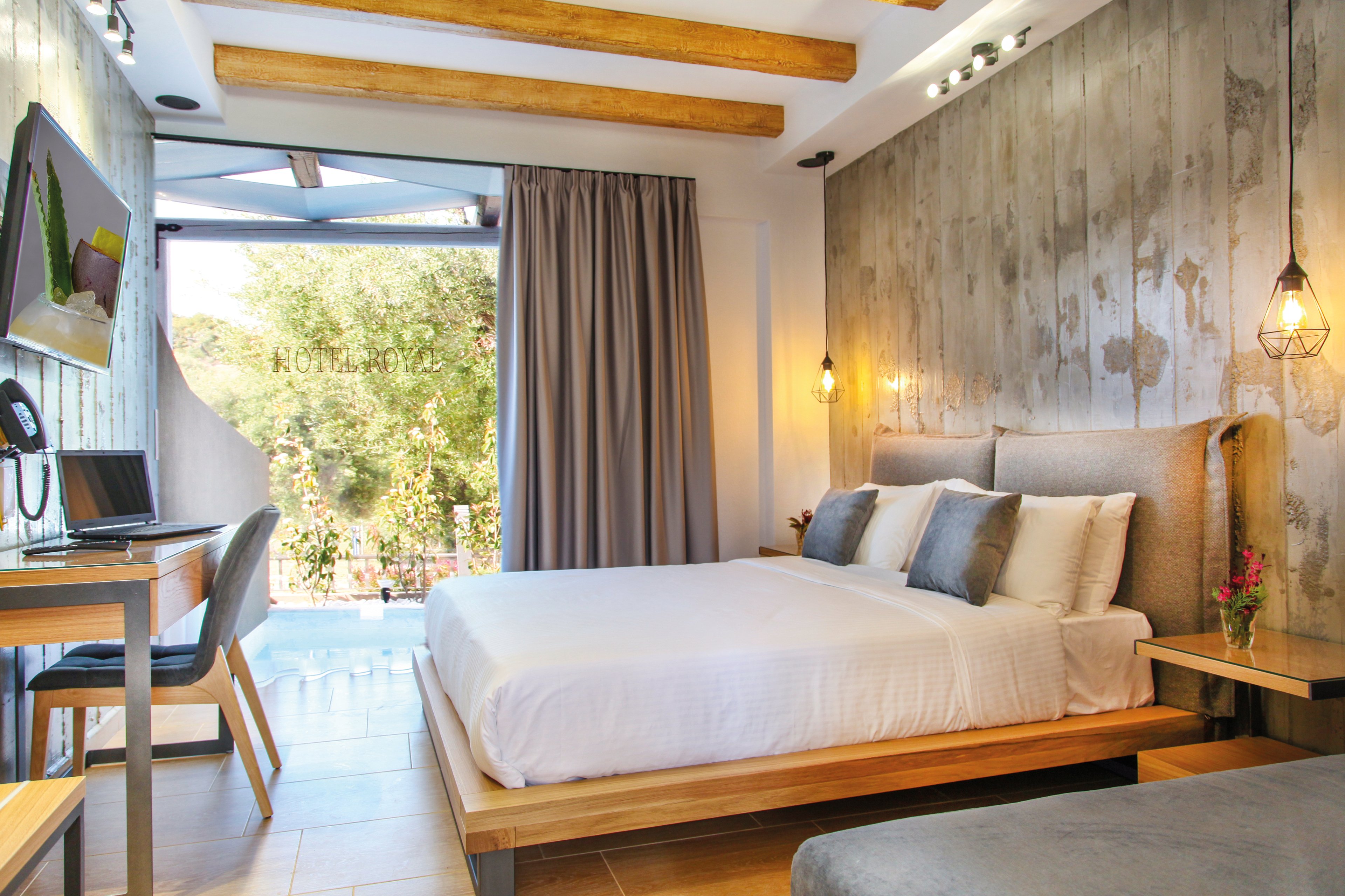 Royal Hotel & Suites