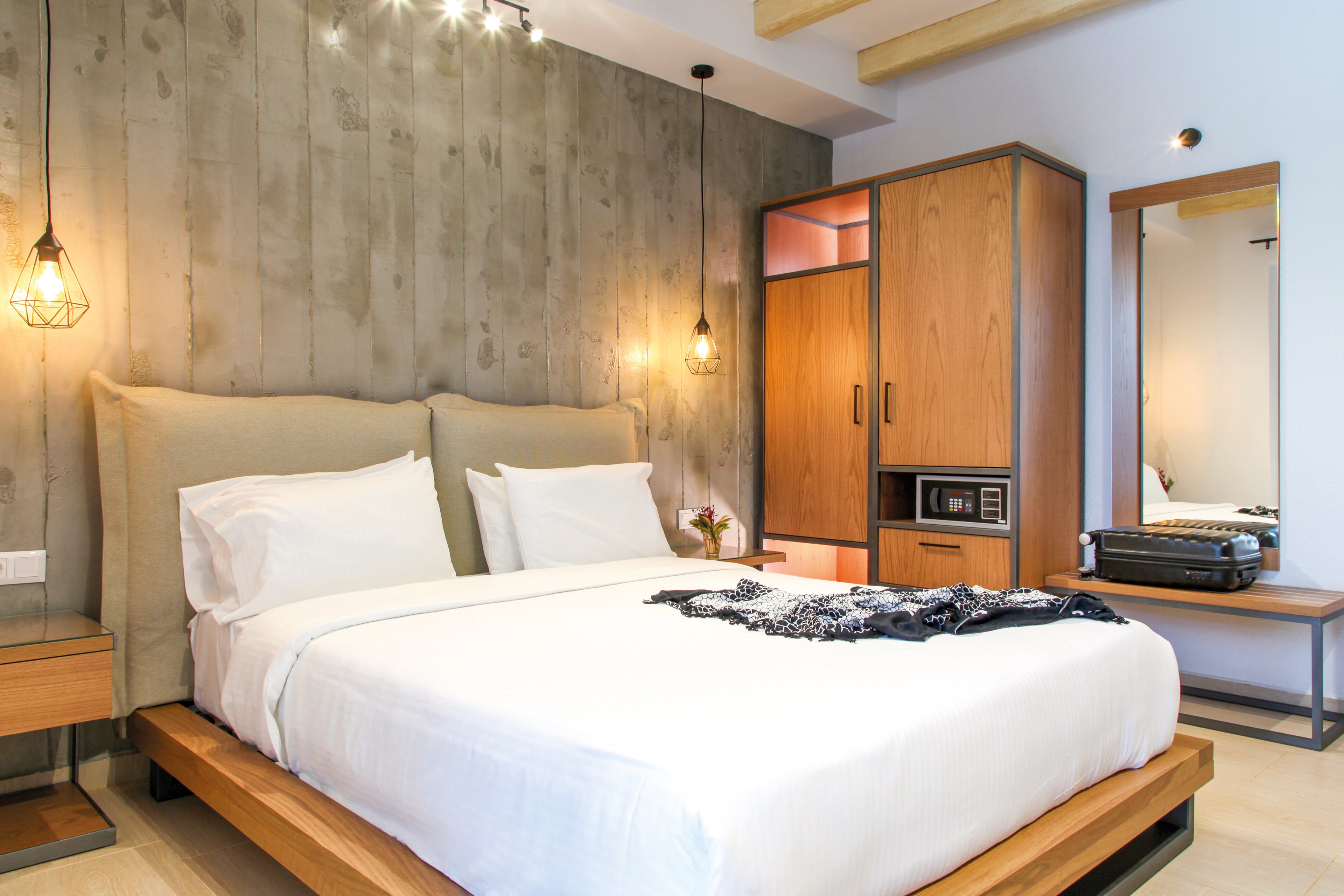 Royal Hotel & Suites