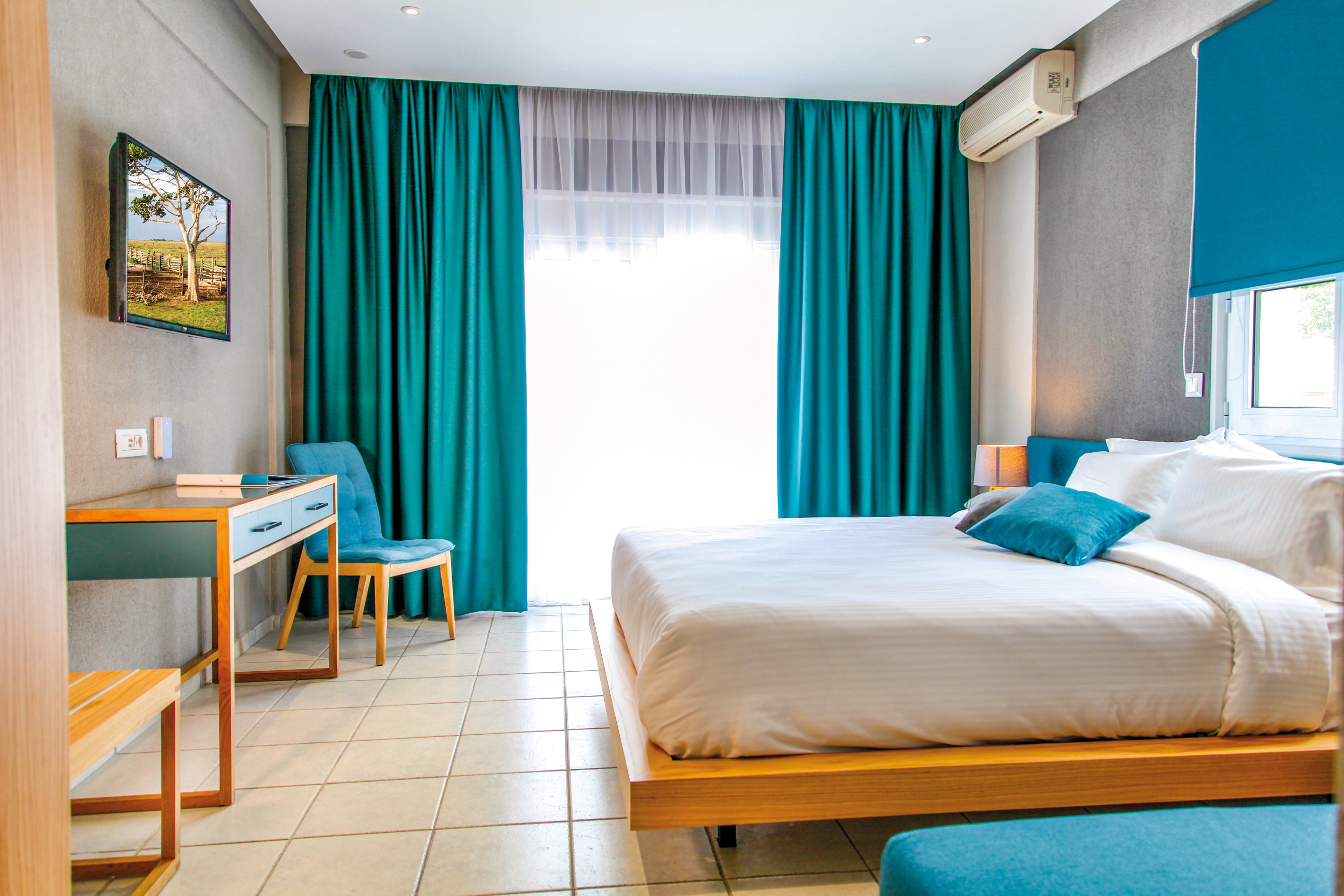 Royal Hotel & Suites