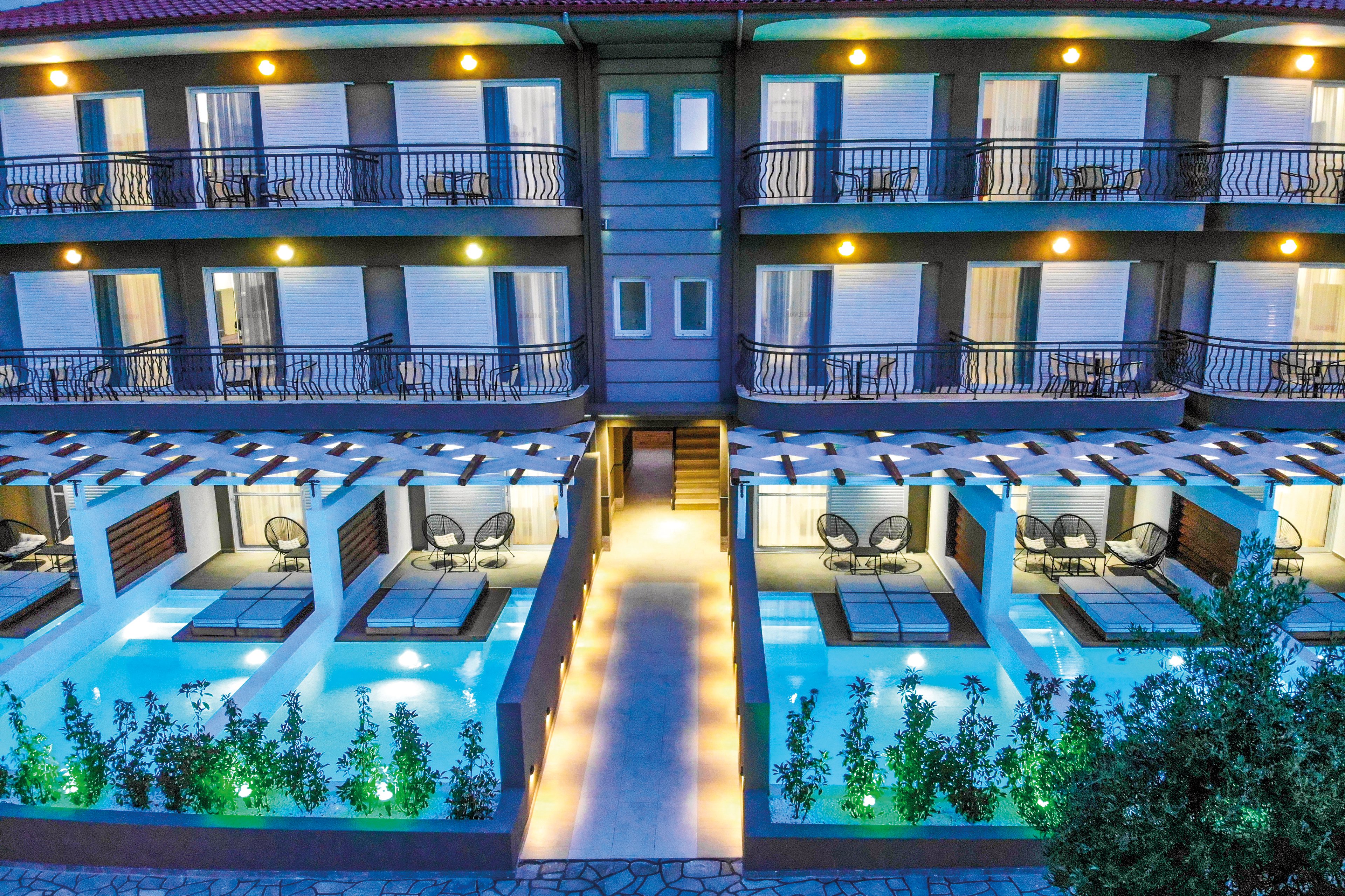 Royal Hotel & Suites