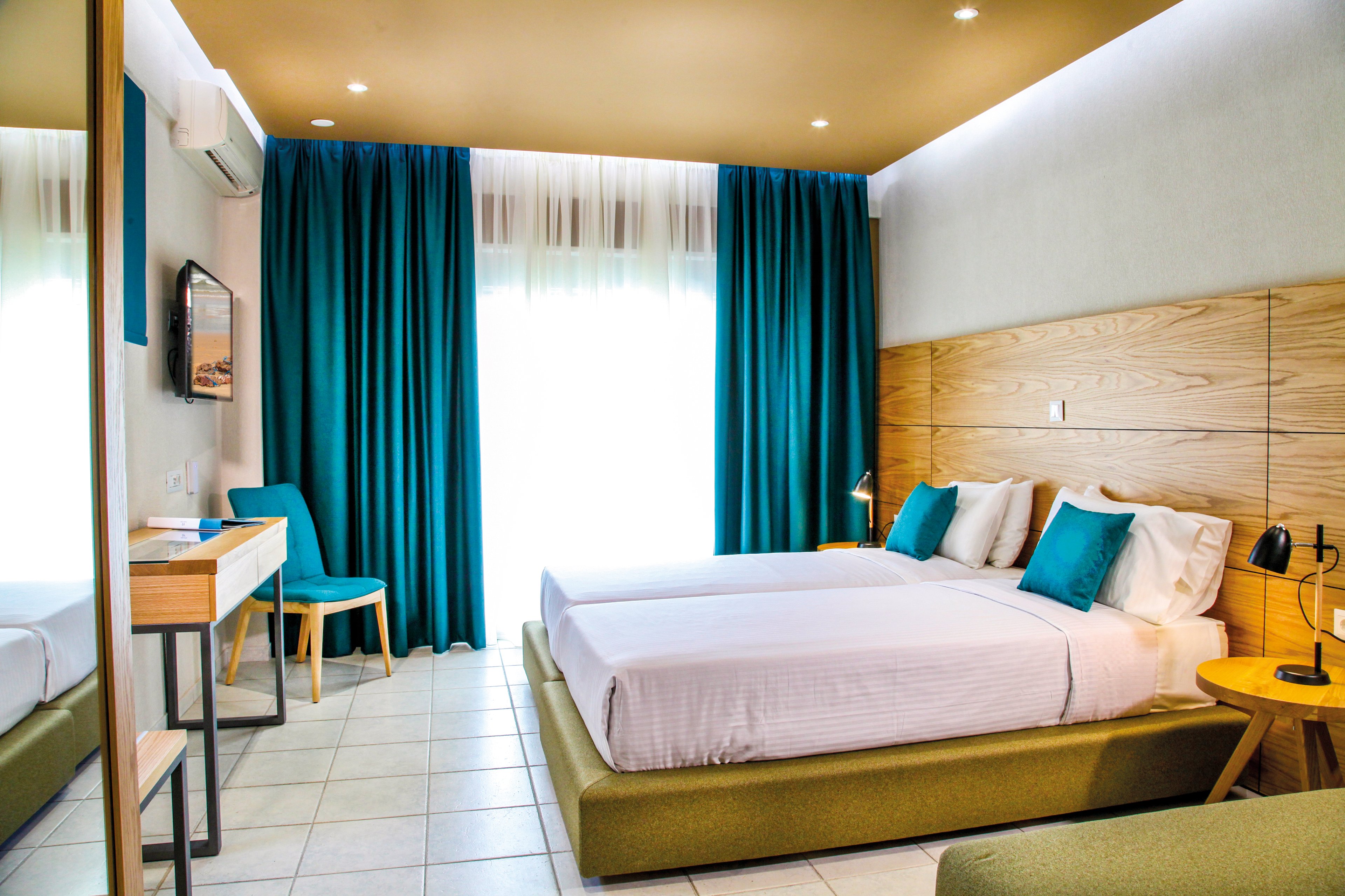 Royal Hotel & Suites