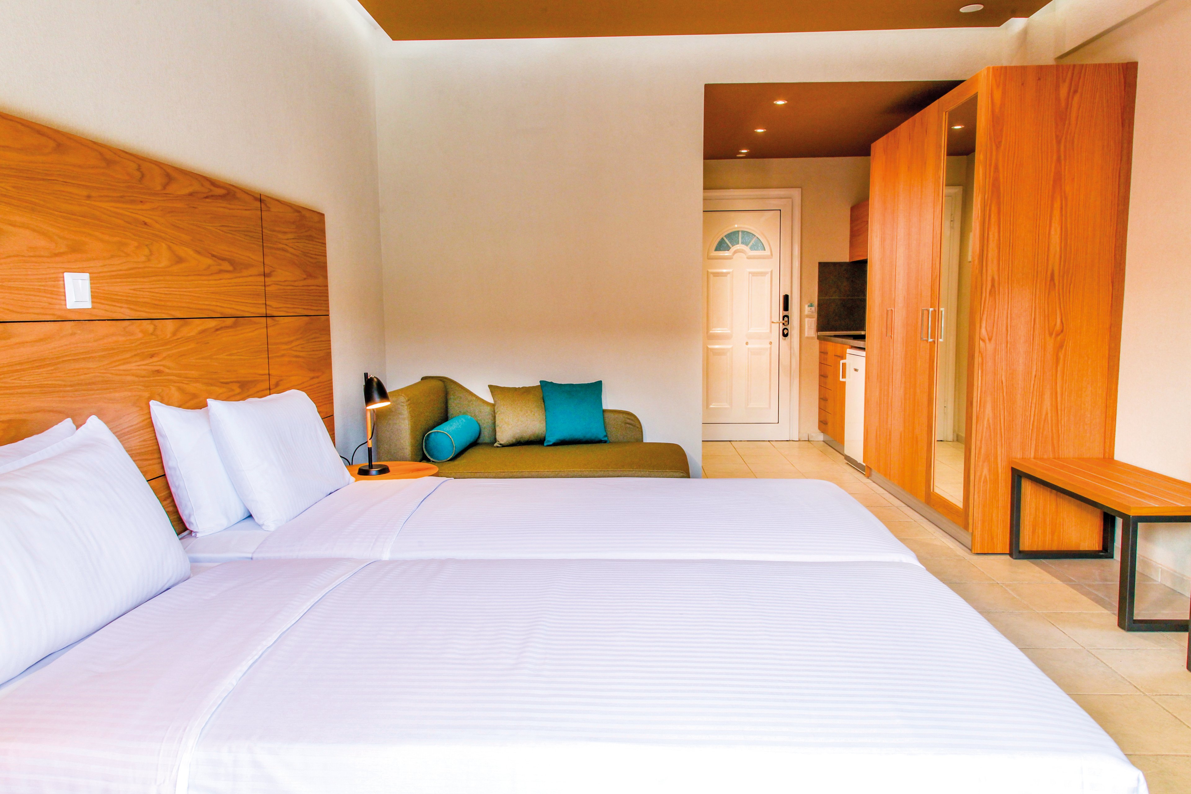 Royal Hotel & Suites