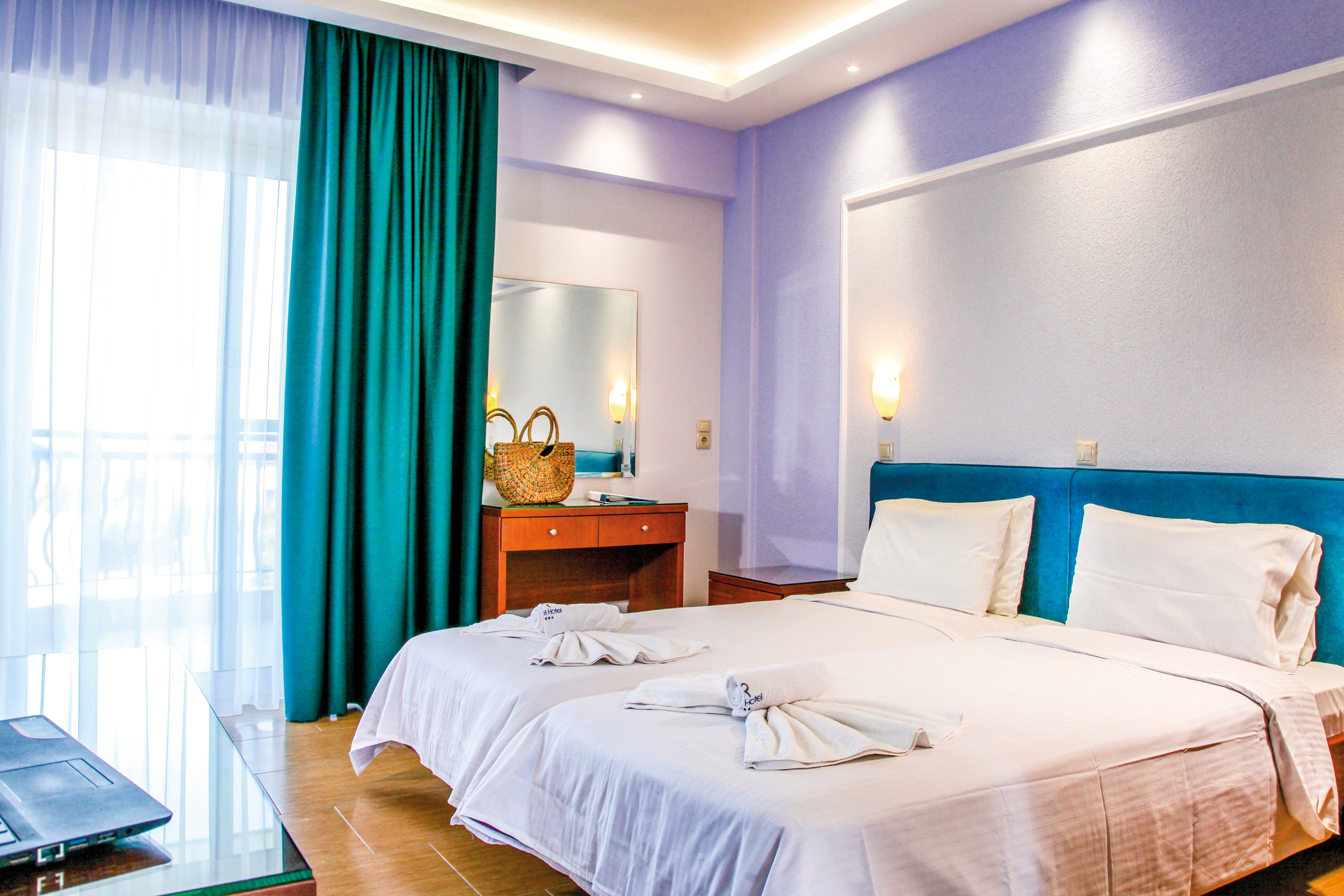 Royal Hotel & Suites