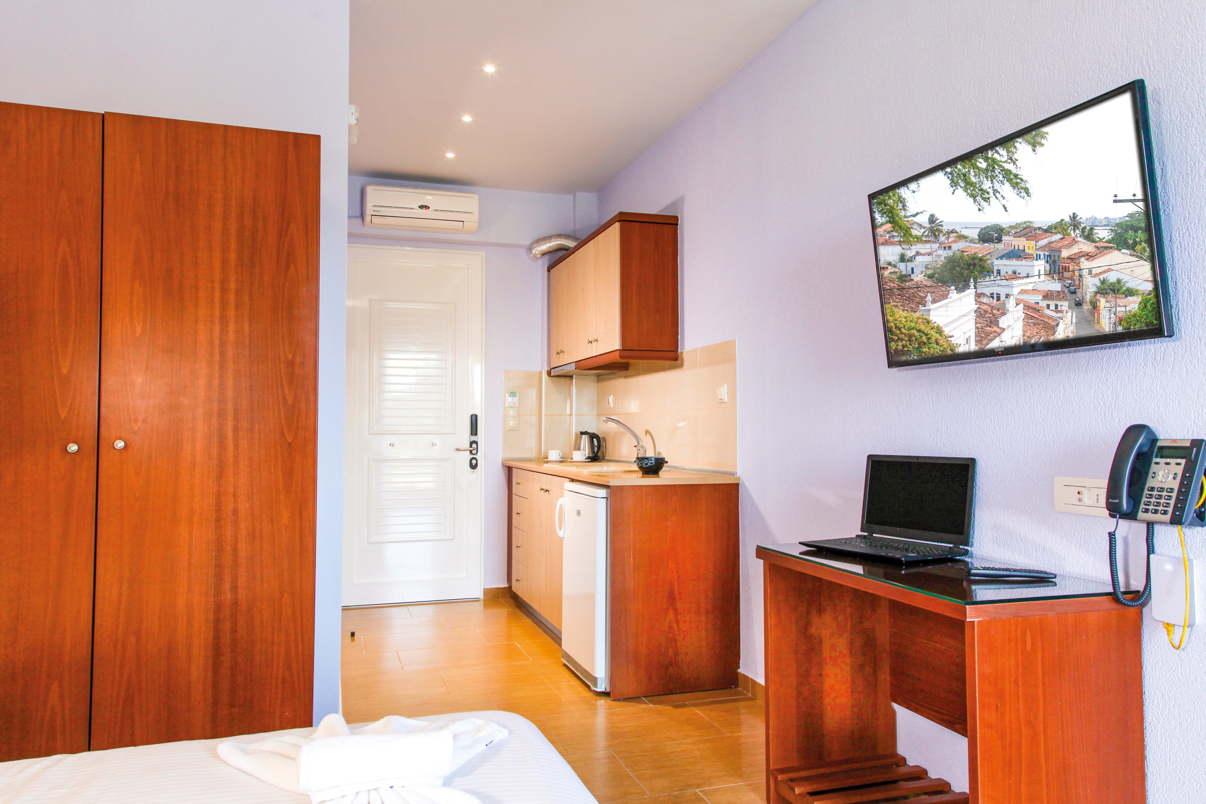 Royal Hotel & Suites