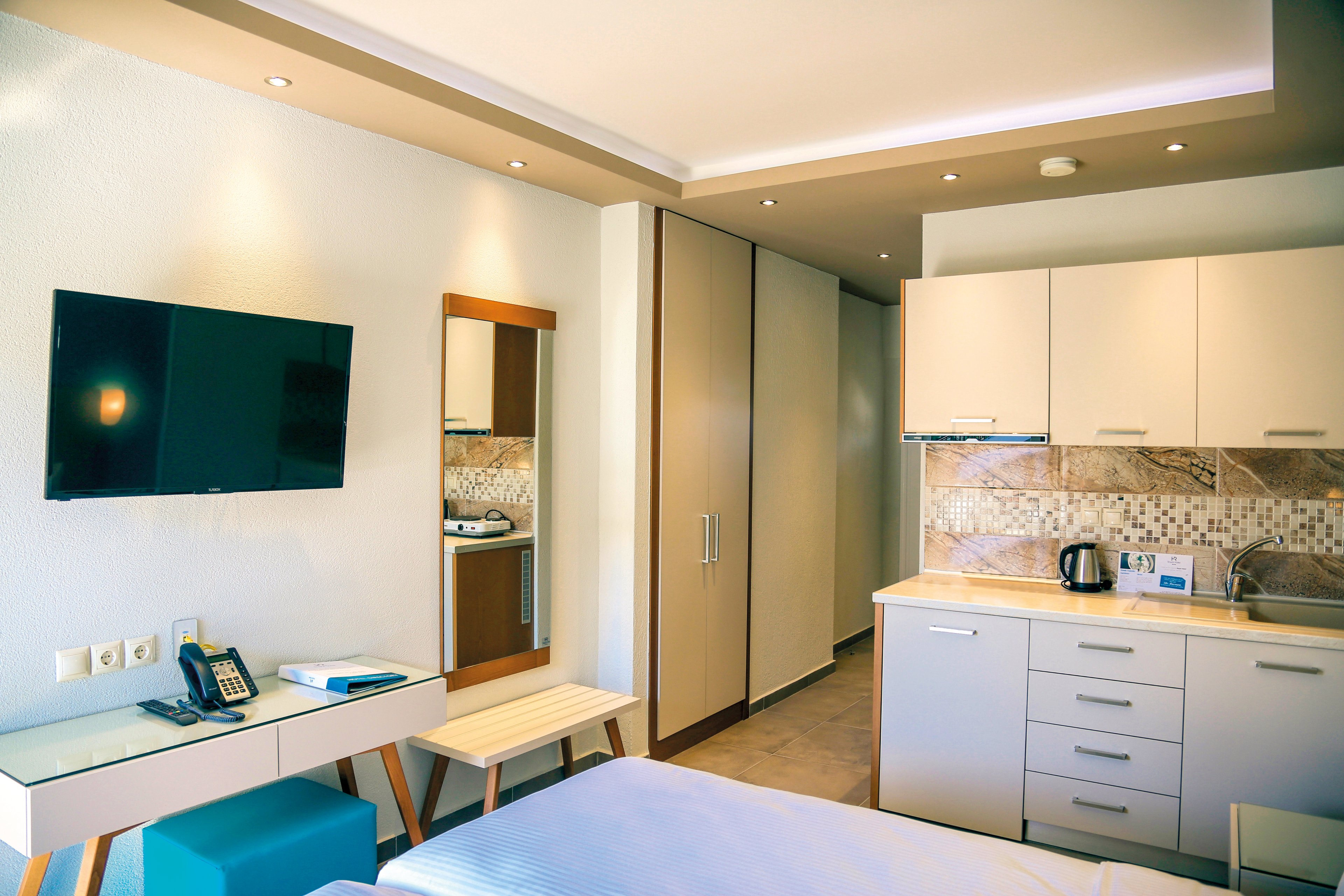 Royal Hotel & Suites