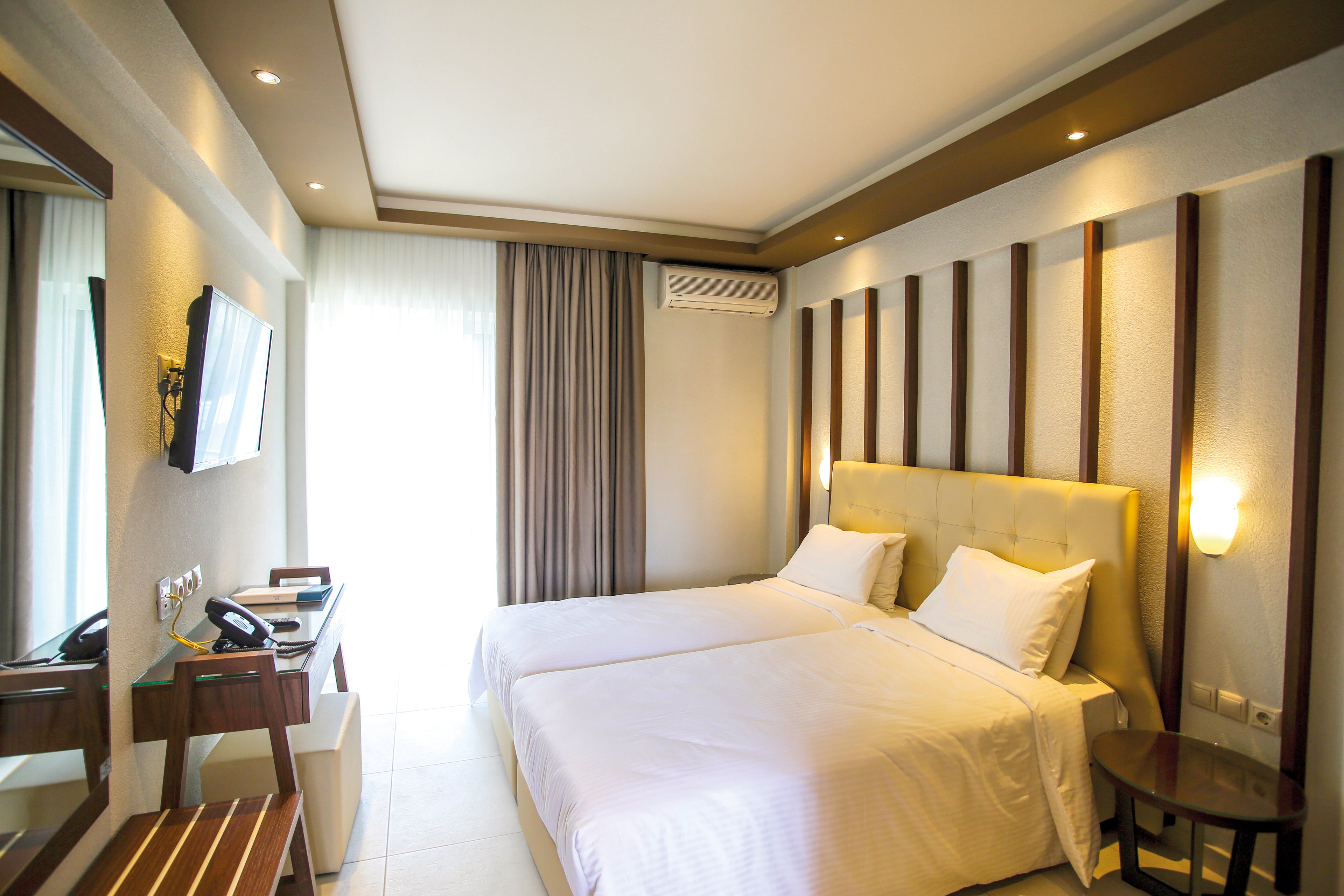 Royal Hotel & Suites