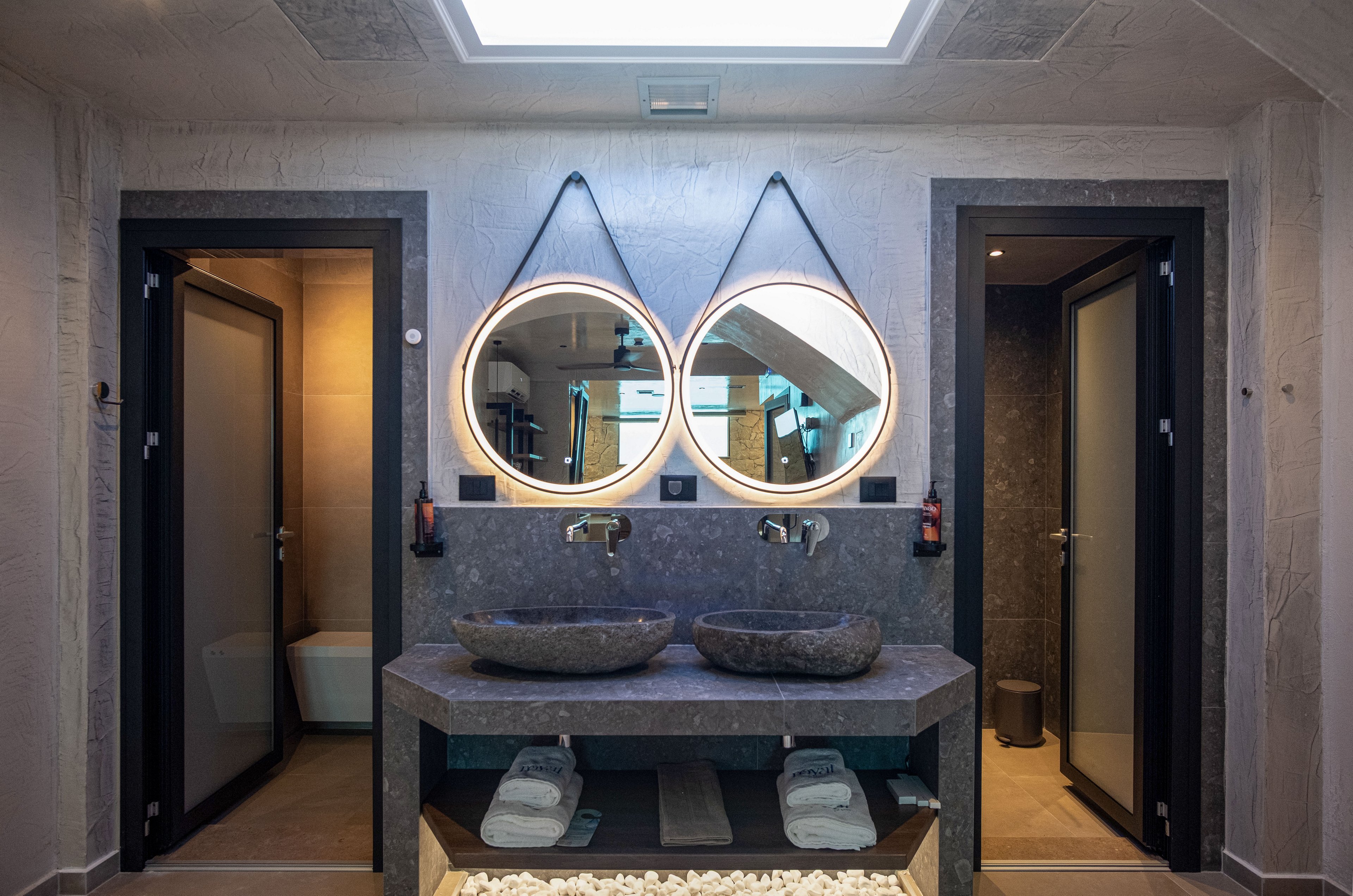 Royal Hotel & Suites