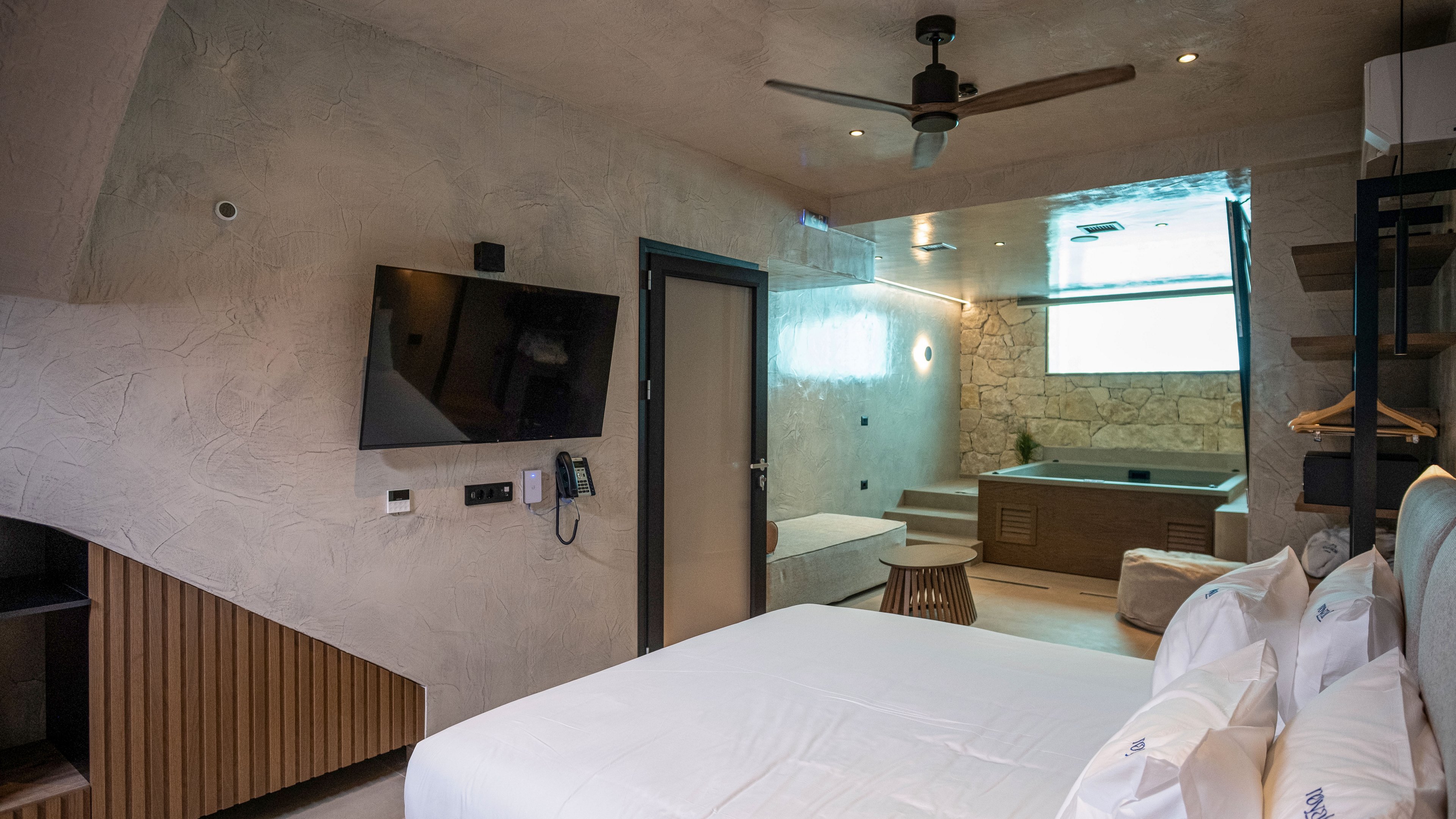 Royal Hotel & Suites