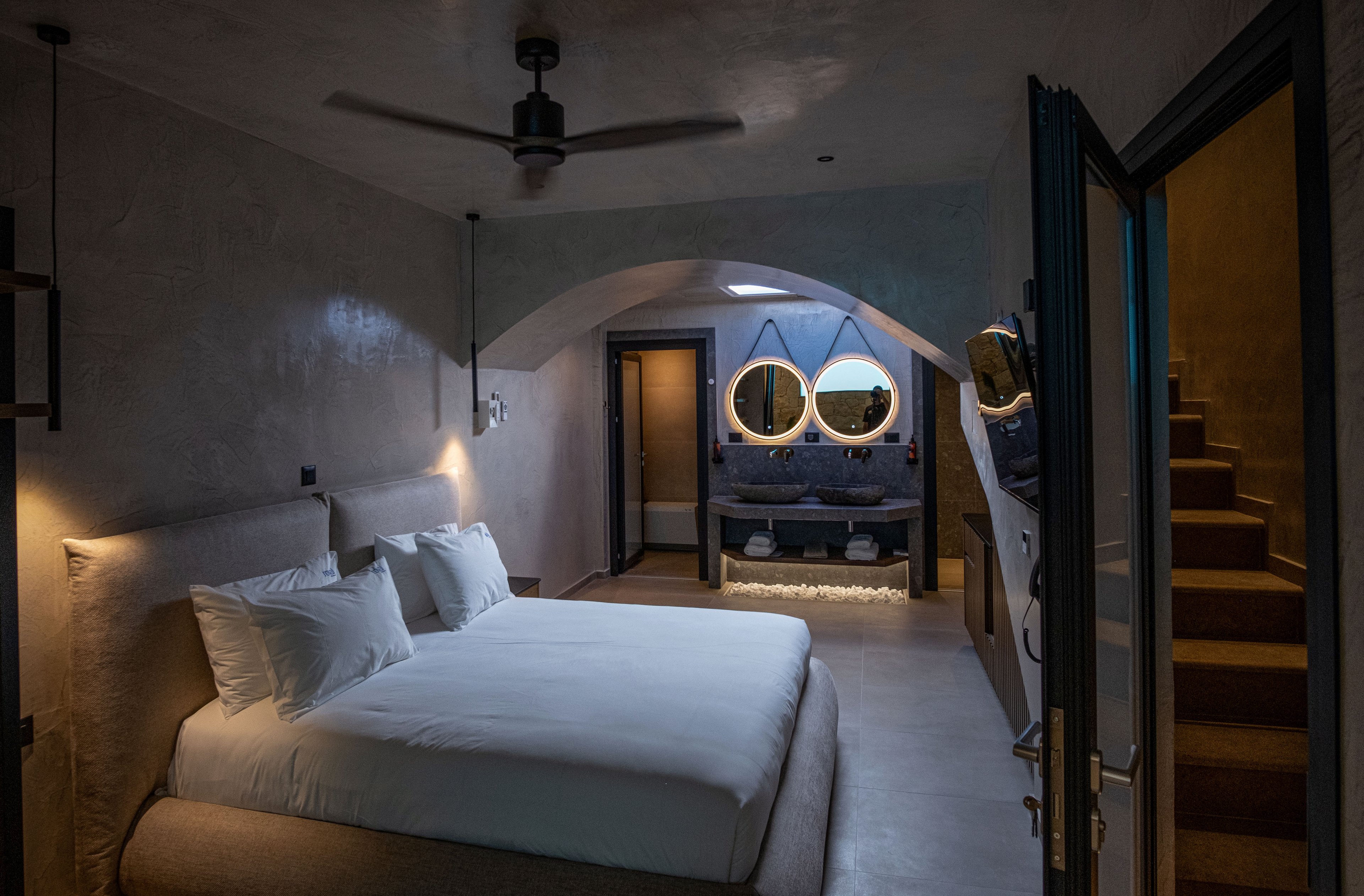 Royal Hotel & Suites