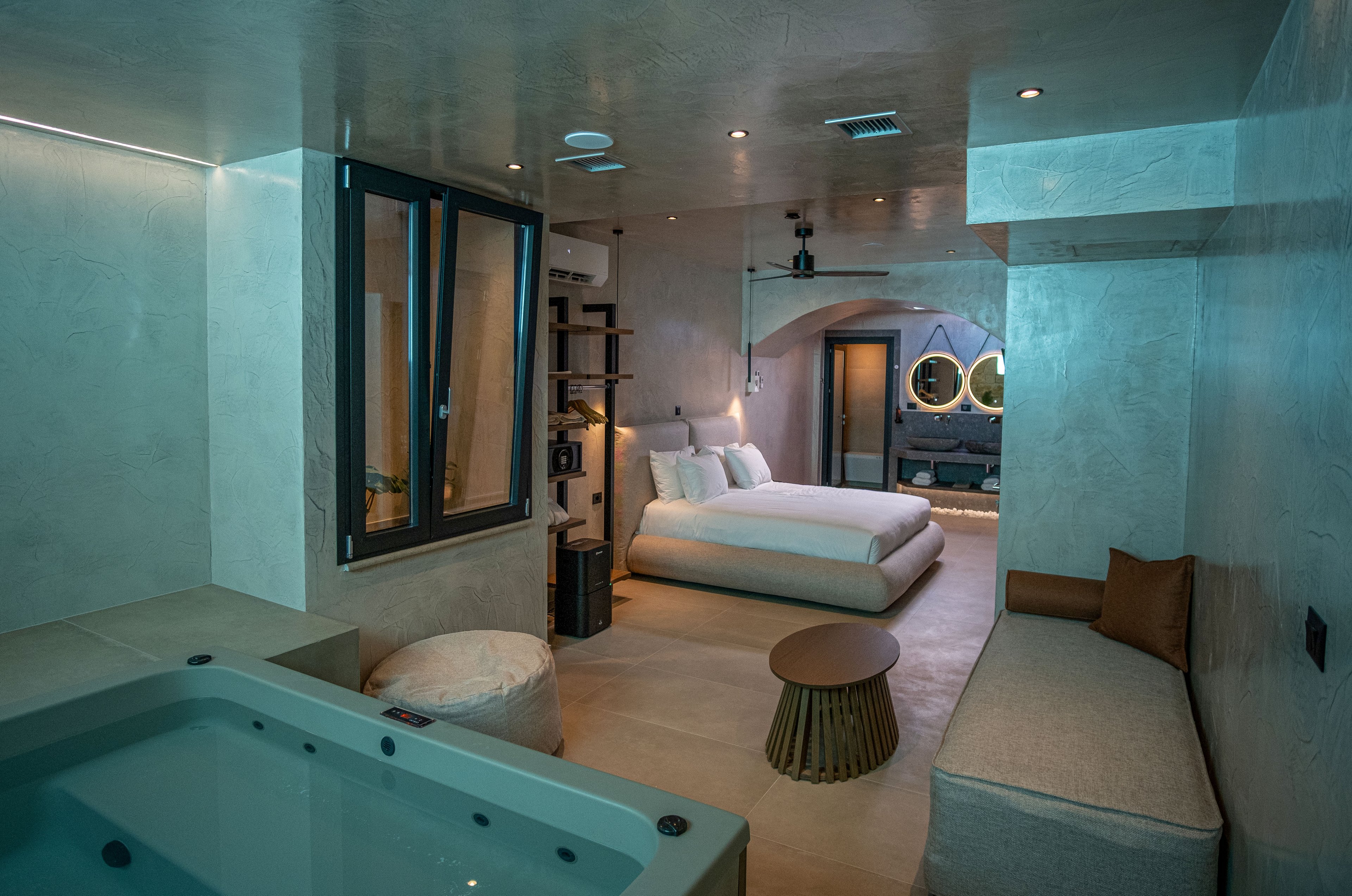 Royal Hotel & Suites