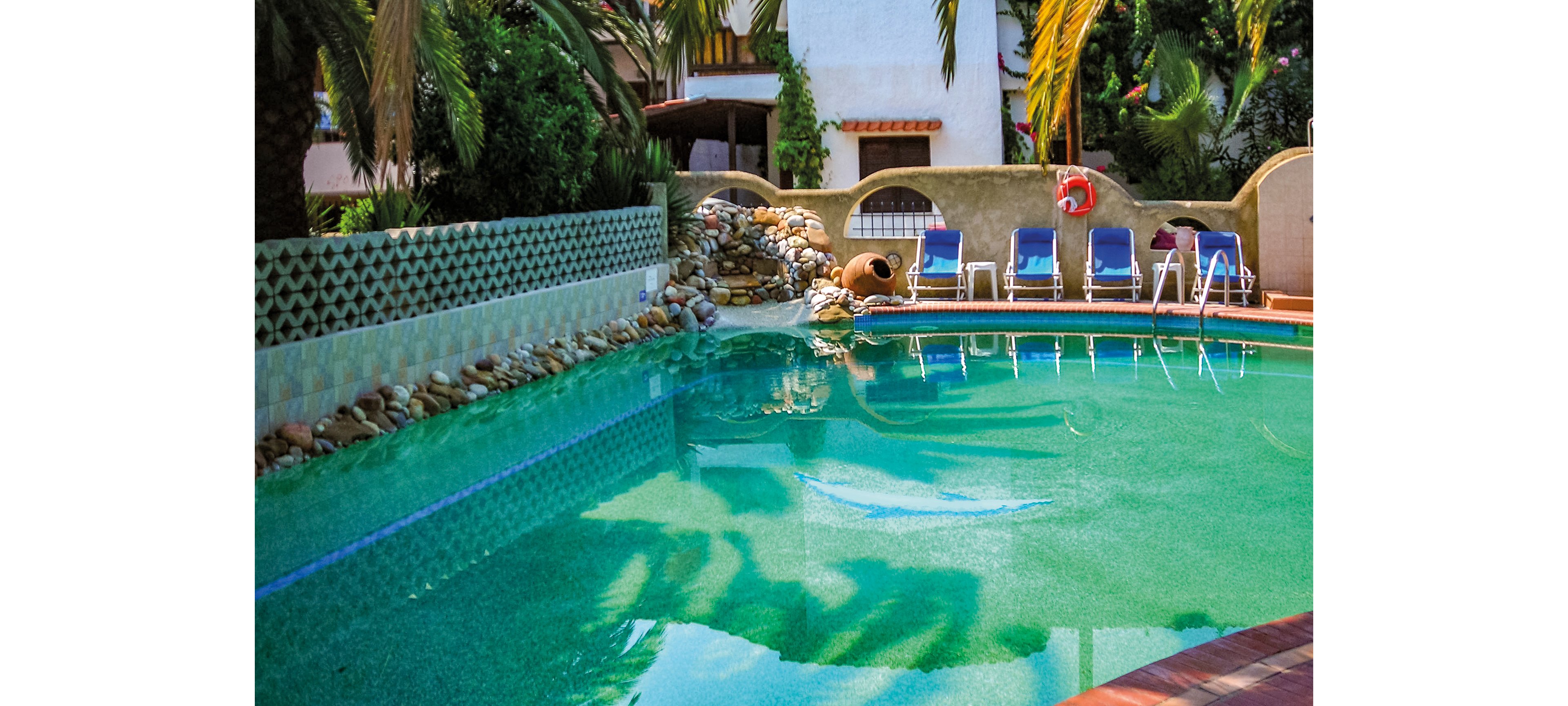 Pella House Studios & Apartments