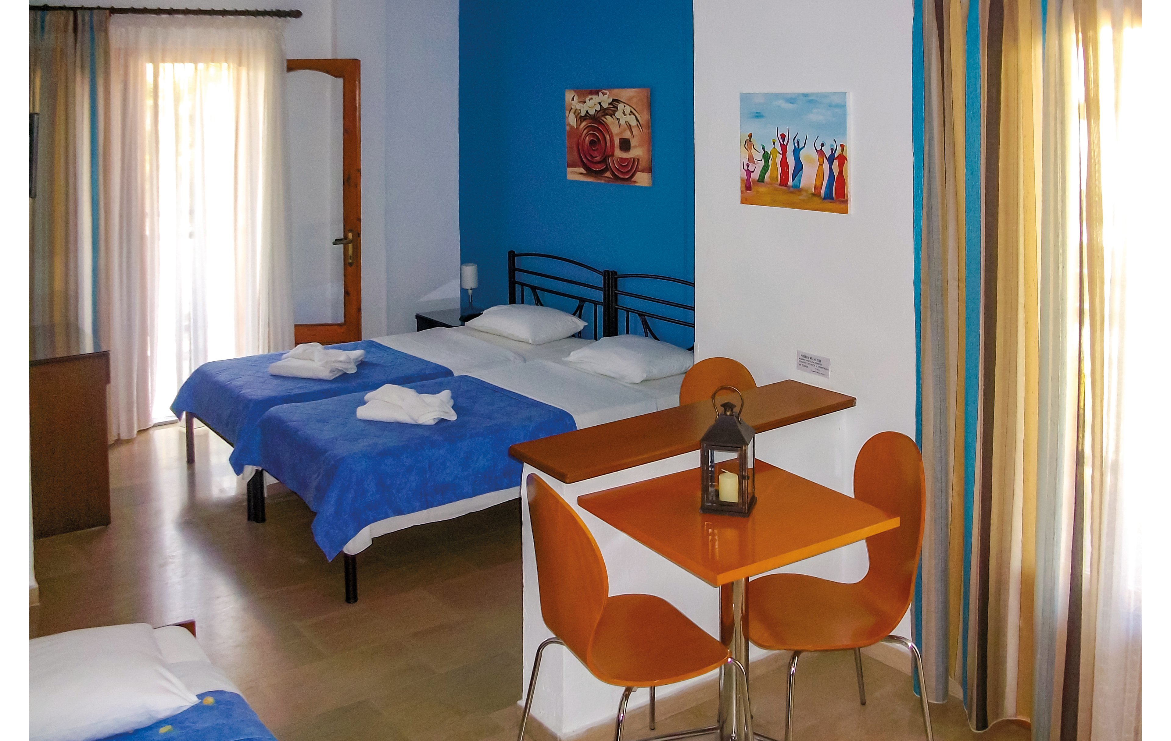 Pella House Studios & Apartments