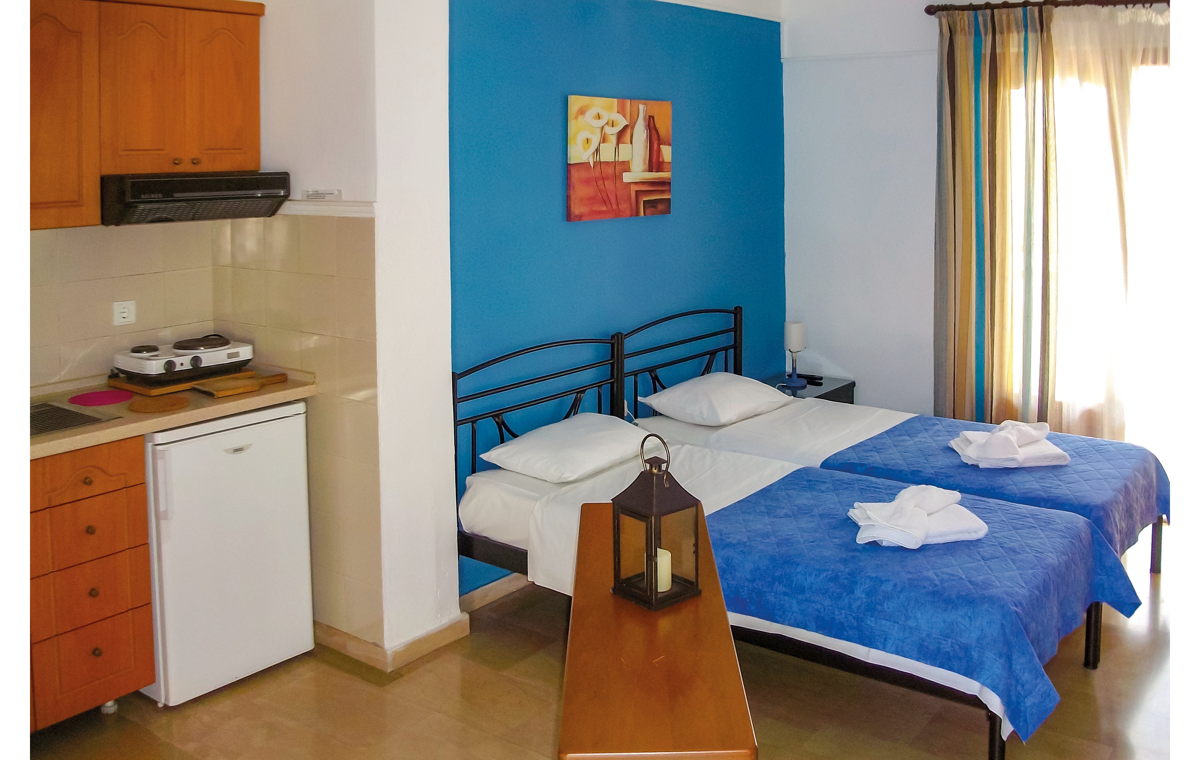 Pella House Studios & Apartments