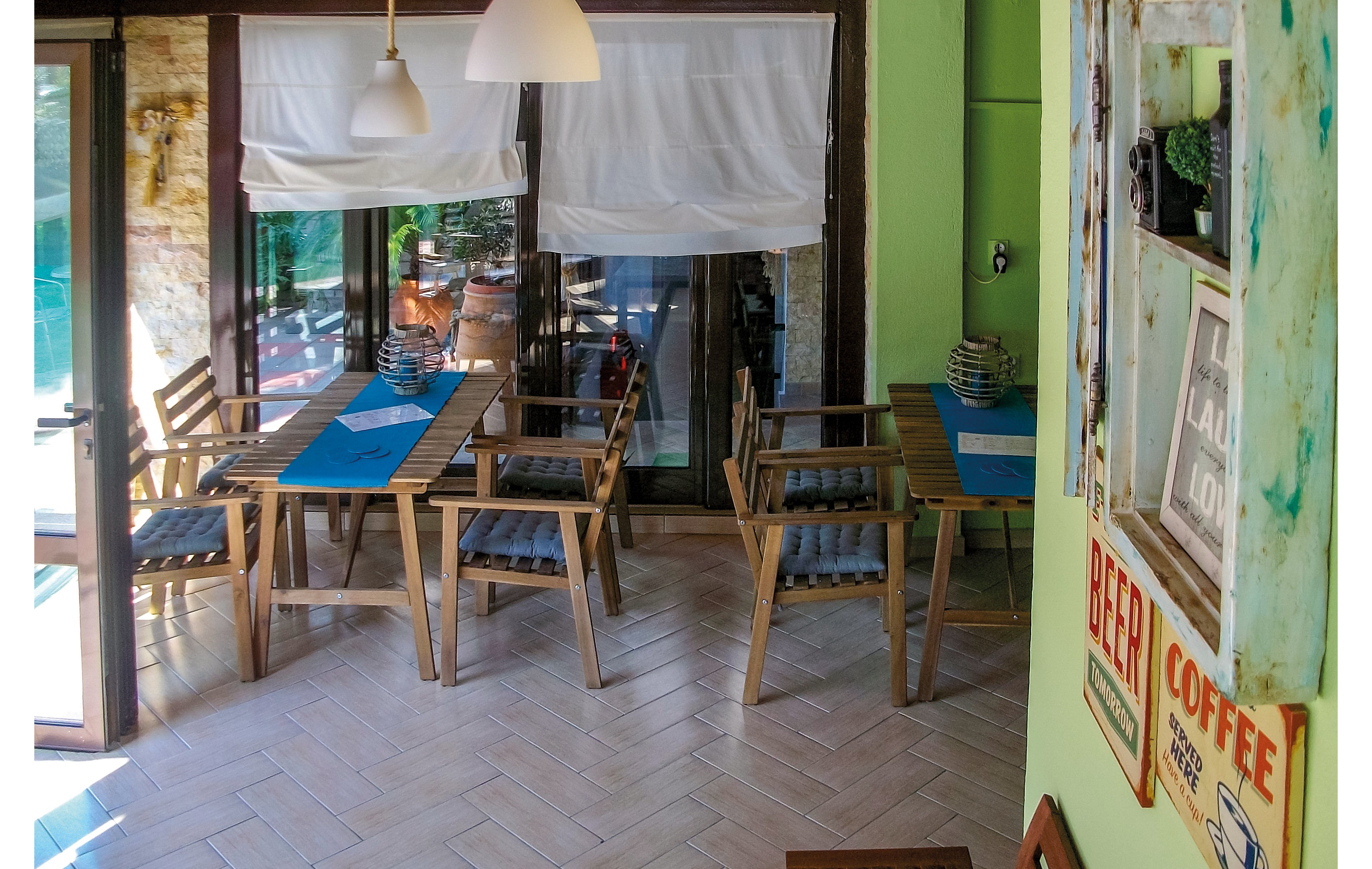 Pella House Studios & Apartments