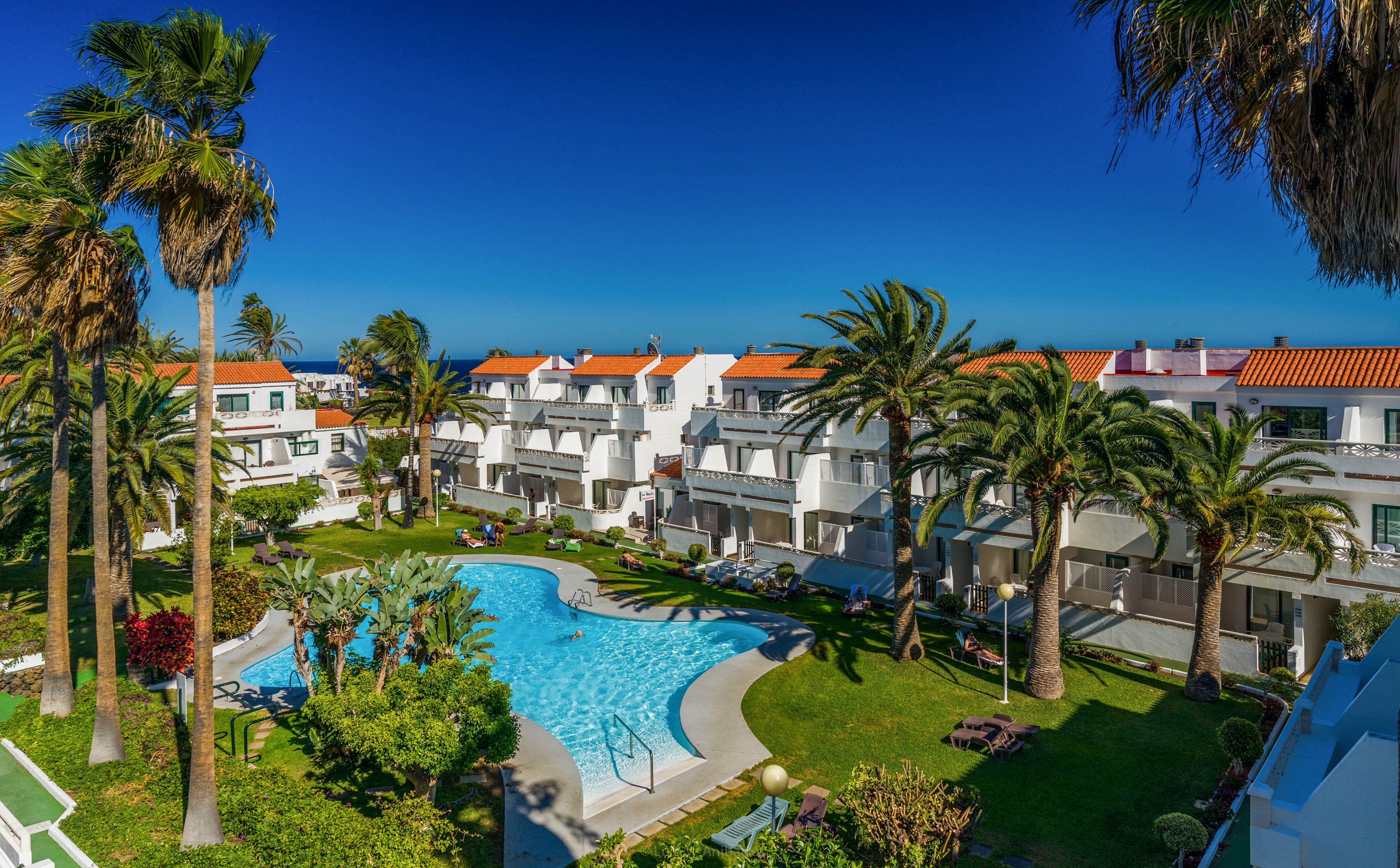 Los Rosales Apartments