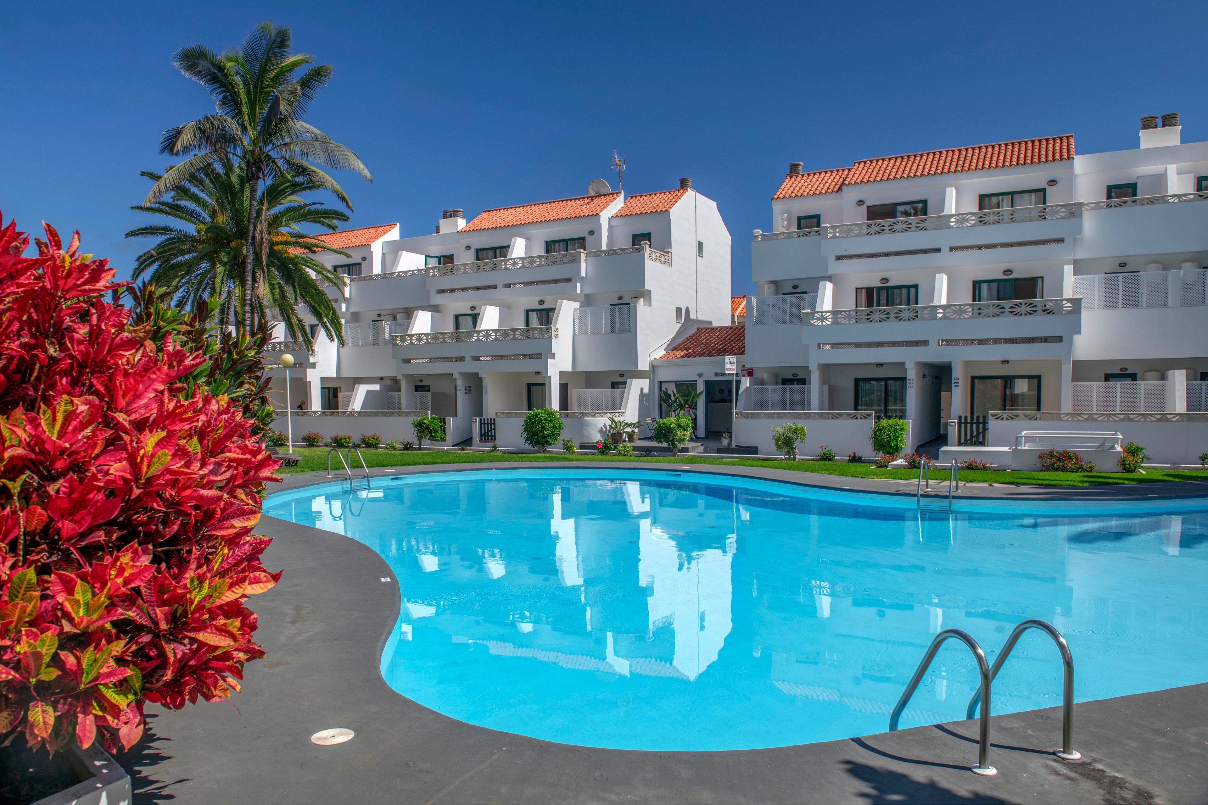 Los Rosales Apartments