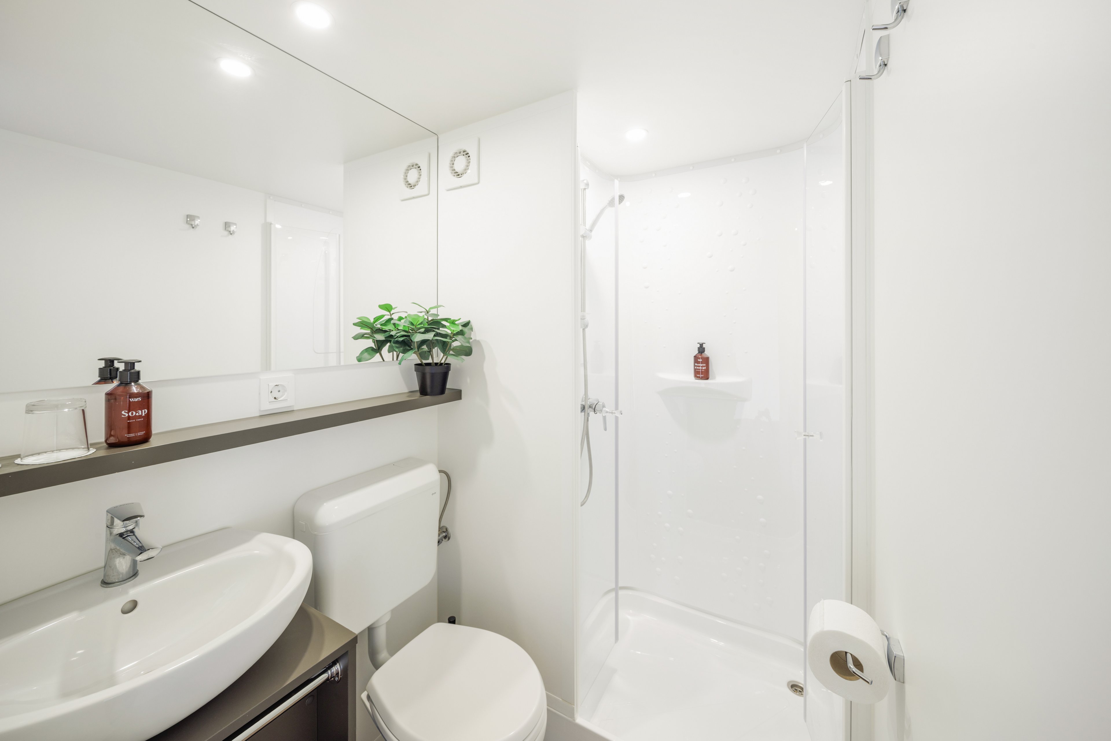 Waterman Beach Village & Glamping