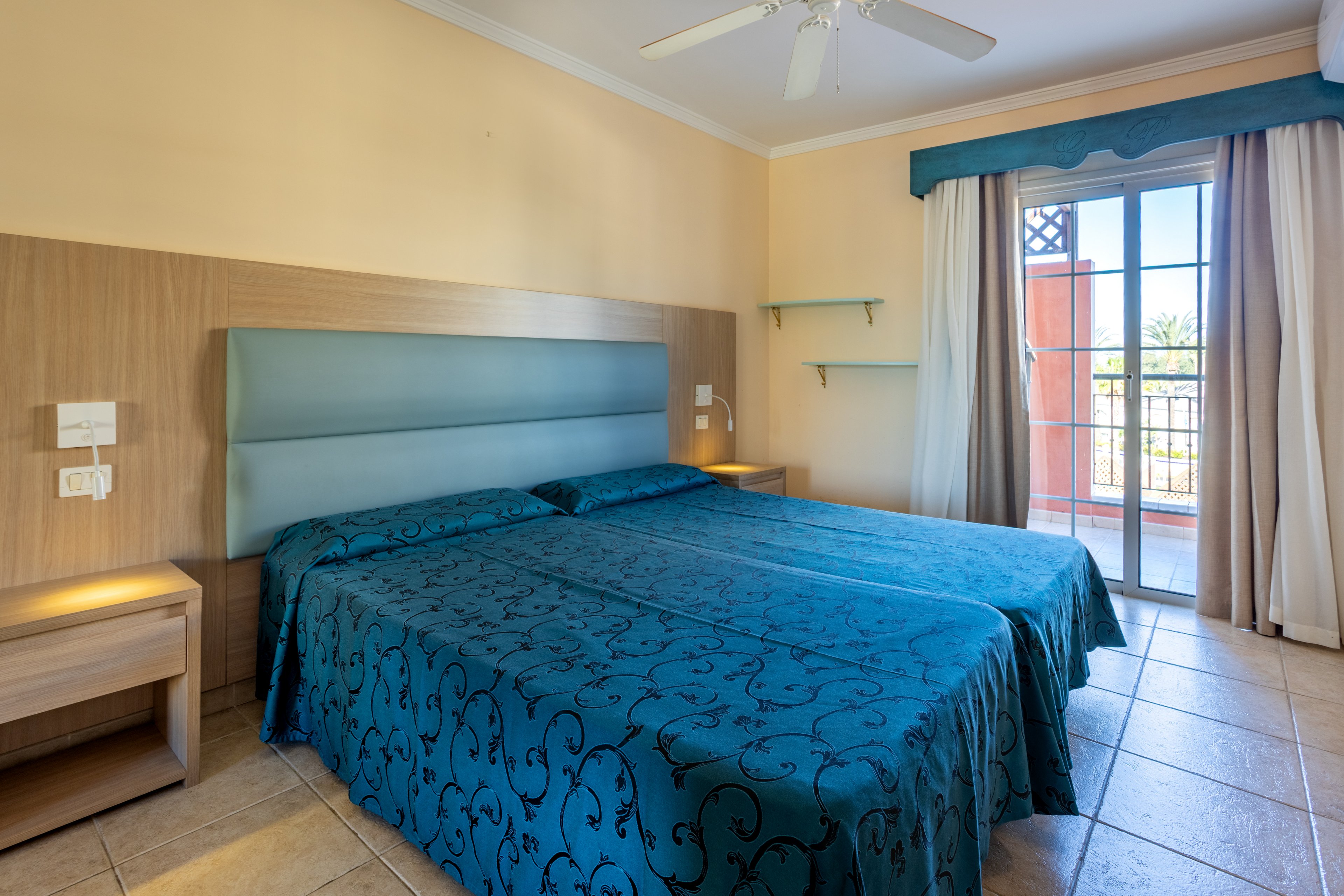 Granada Park Apartments & Siam Park Waterpark