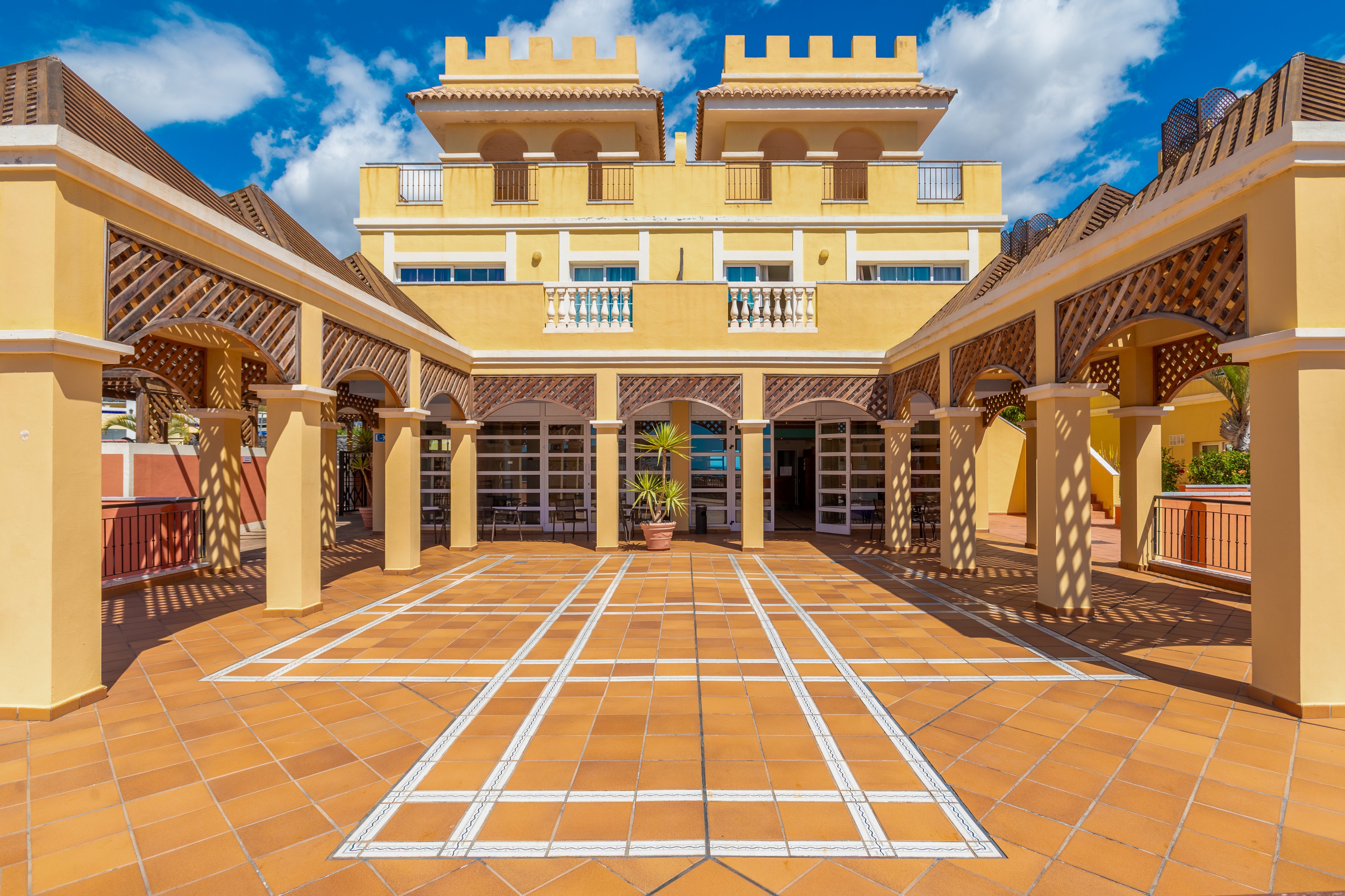 Granada Park Apartments & Siam Park Waterpark