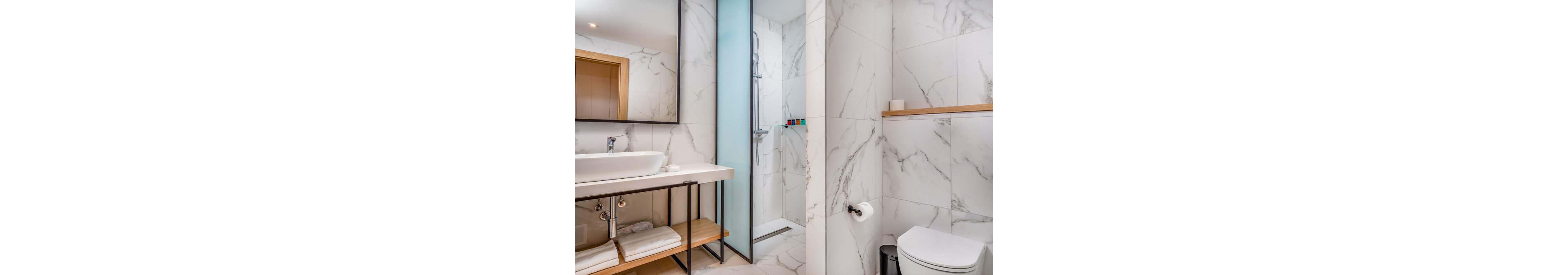 Lazure Hotel & Marina.