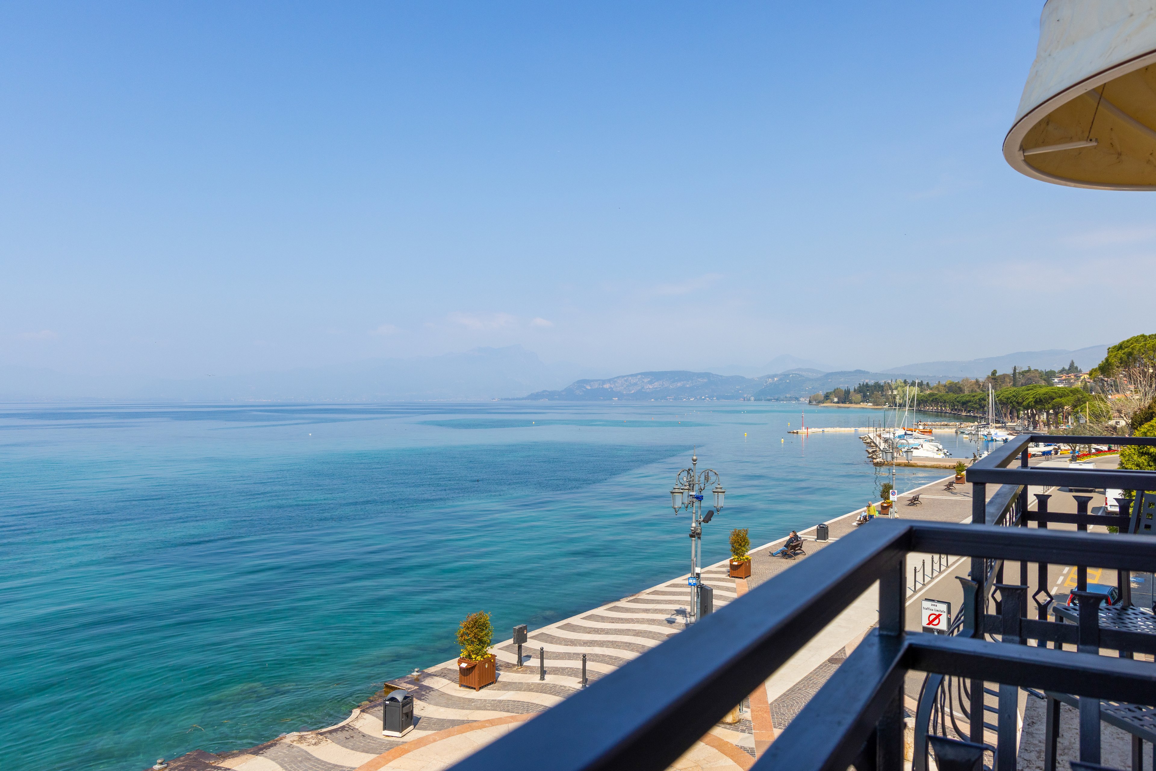 La Vista Postcard Hotel