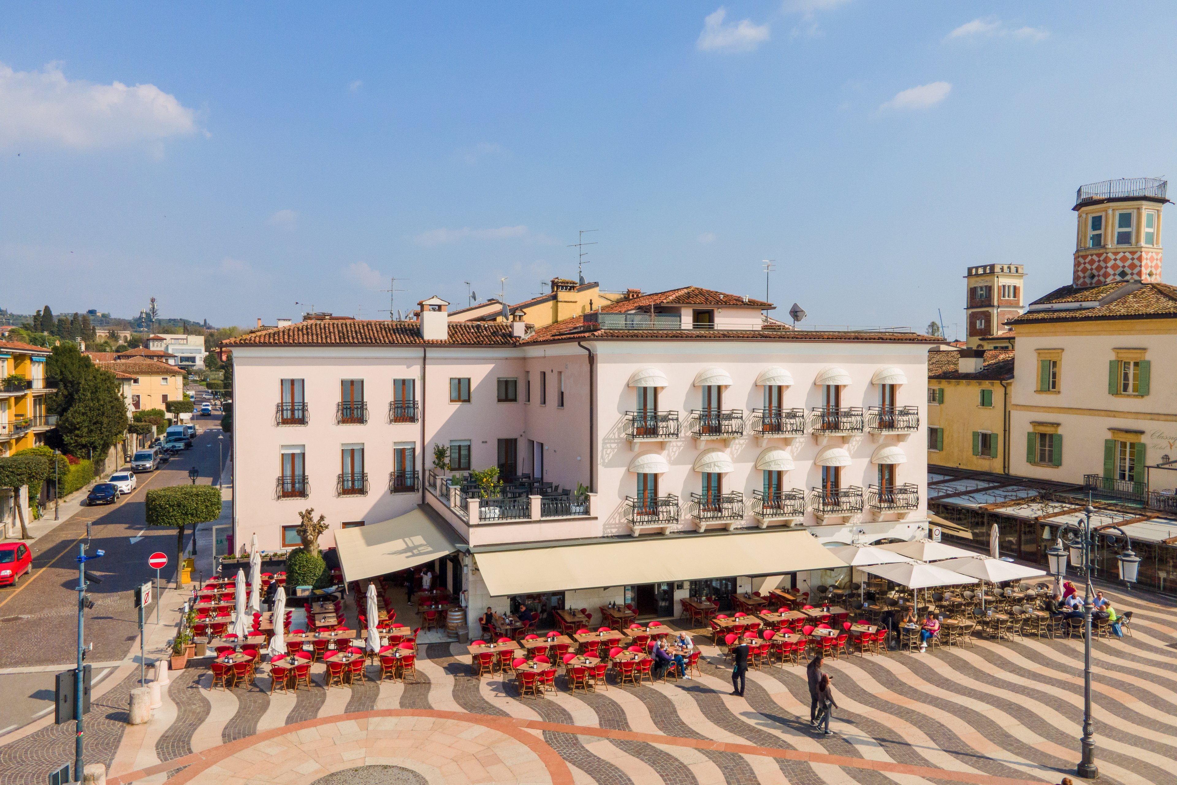 La Vista Postcard Hotel