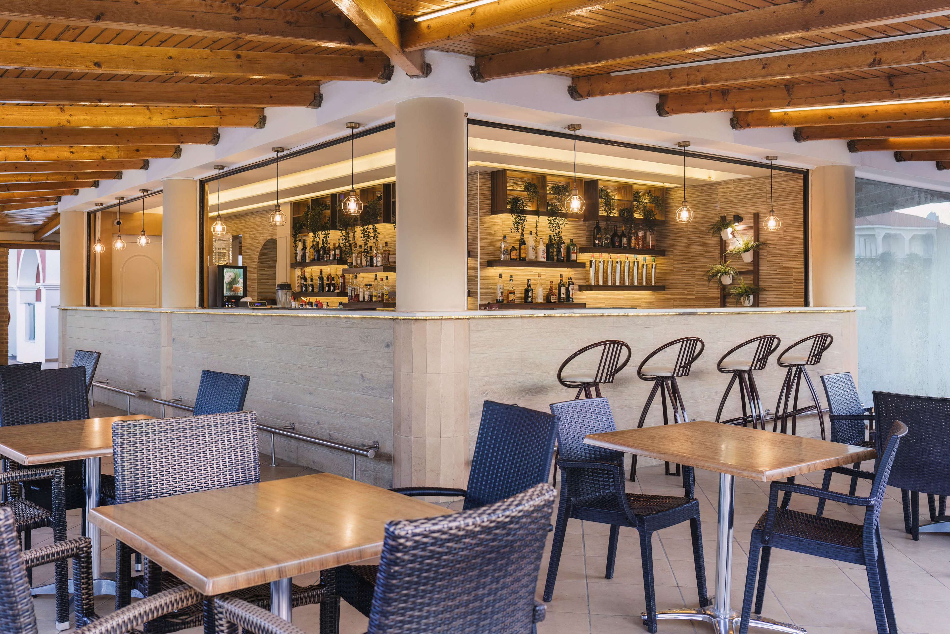 Yakinthos Apartments