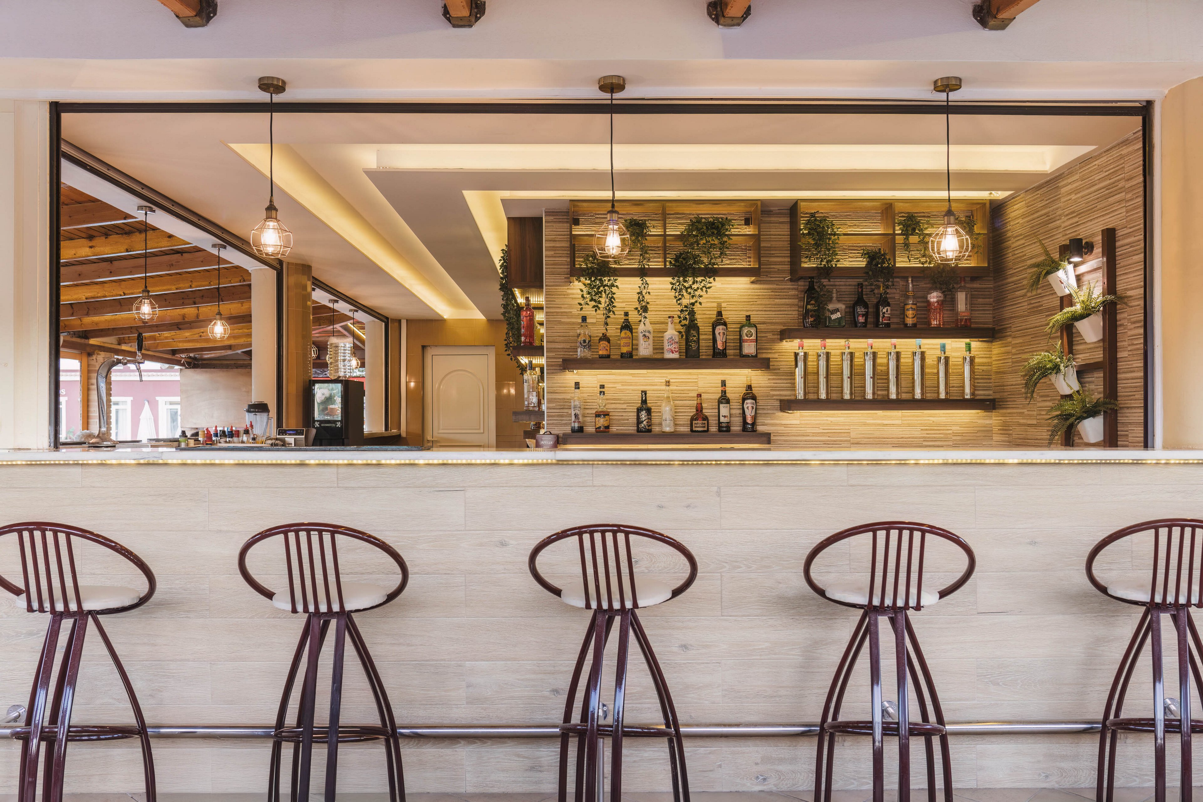 Yakinthos Apartments