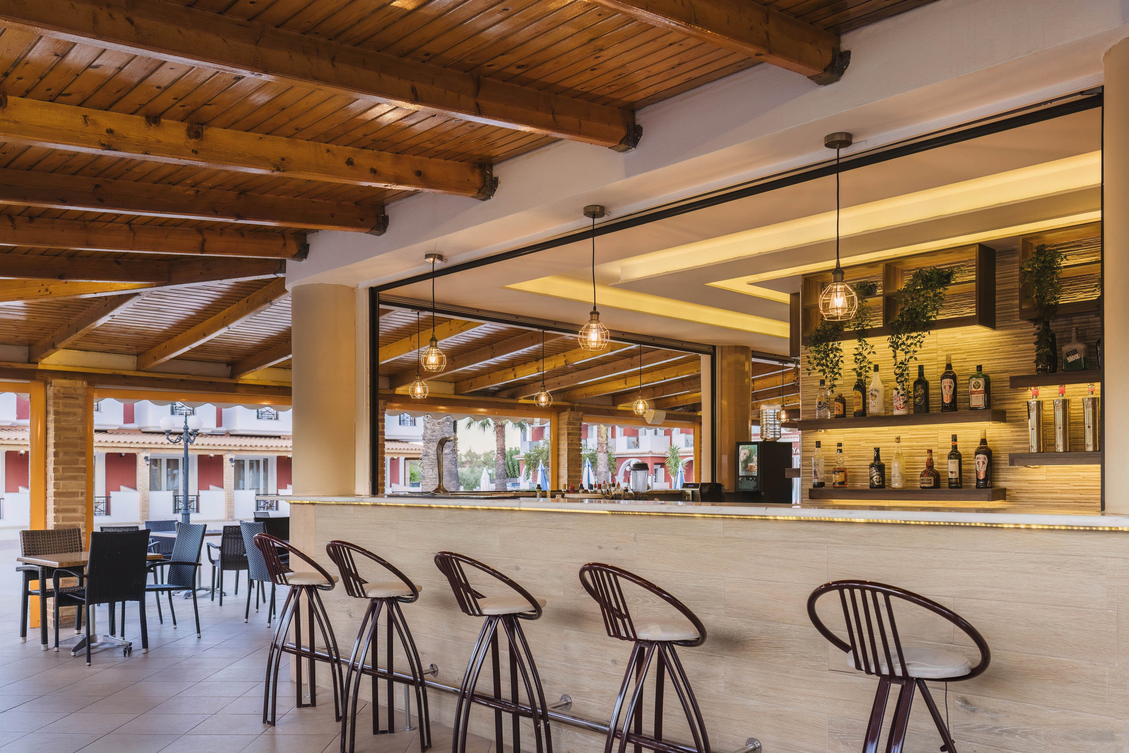 Yakinthos Apartments