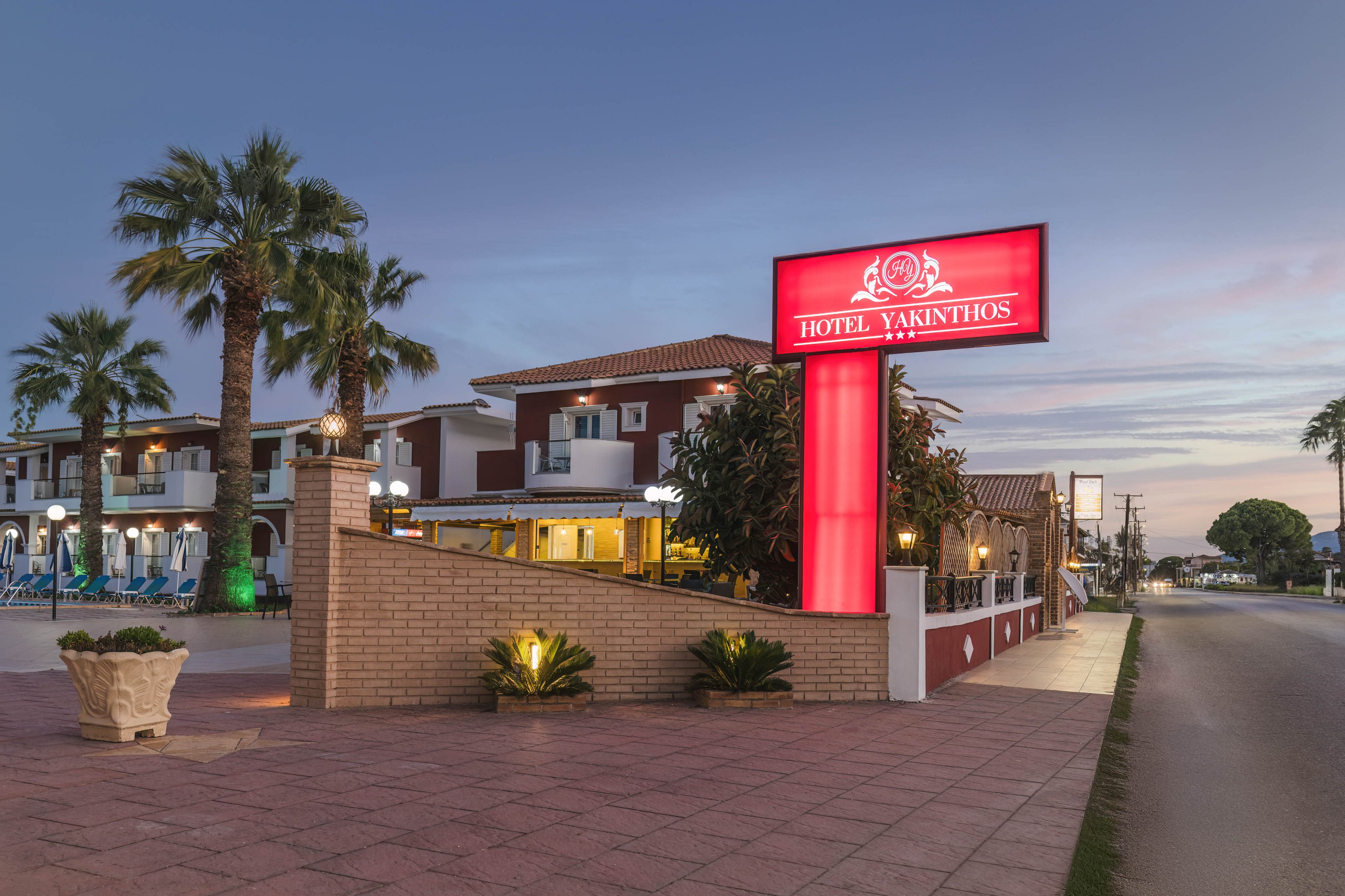 Yakinthos Apartments