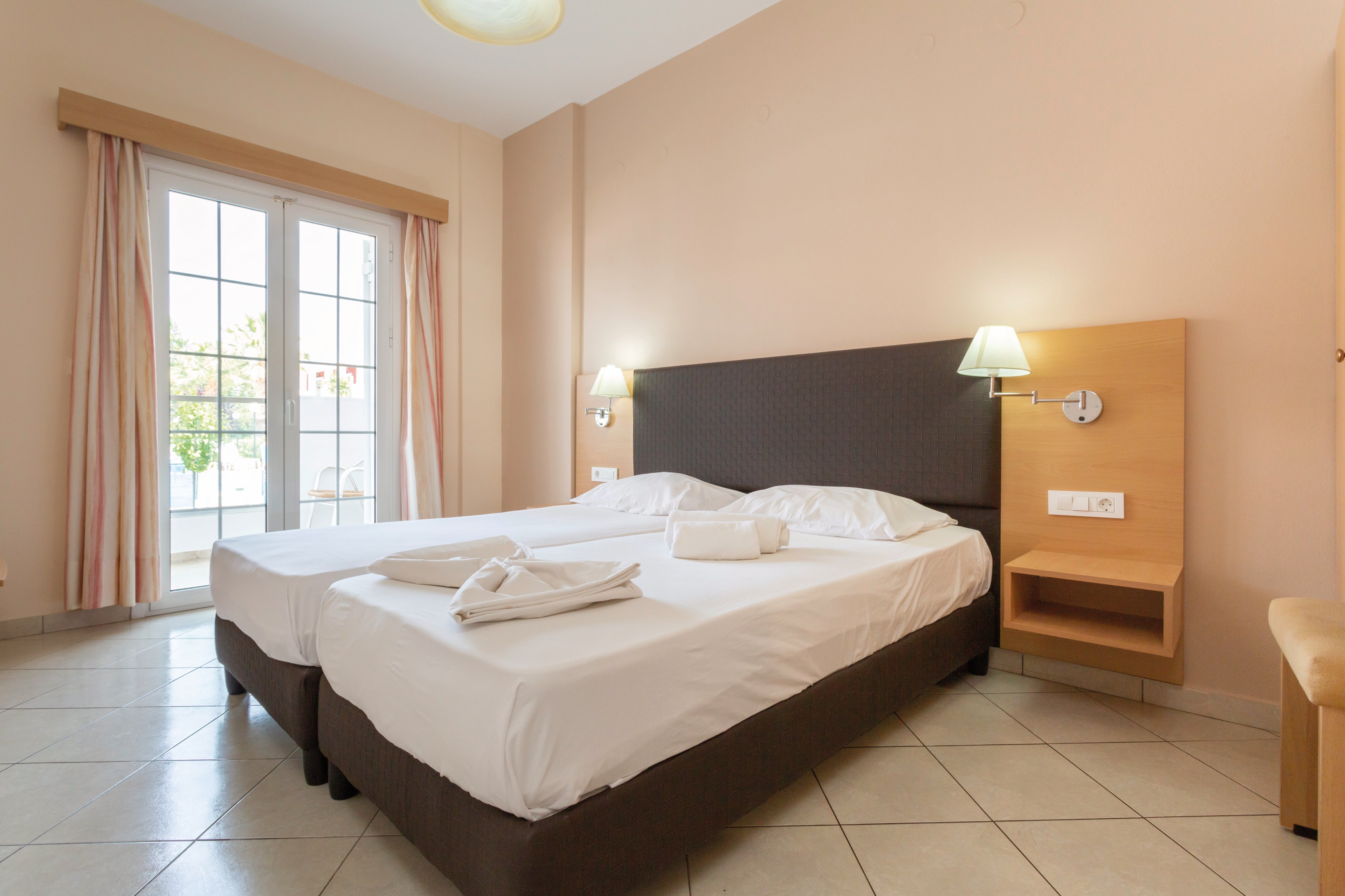 Yakinthos Apartments