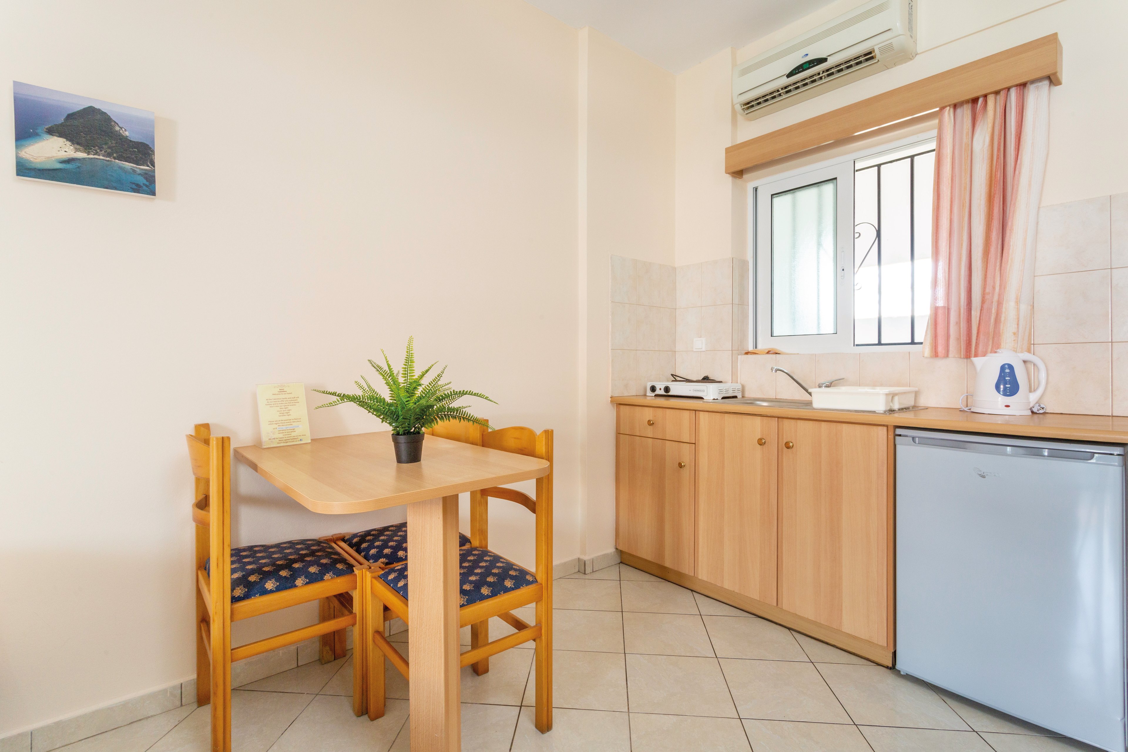 Yakinthos Apartments