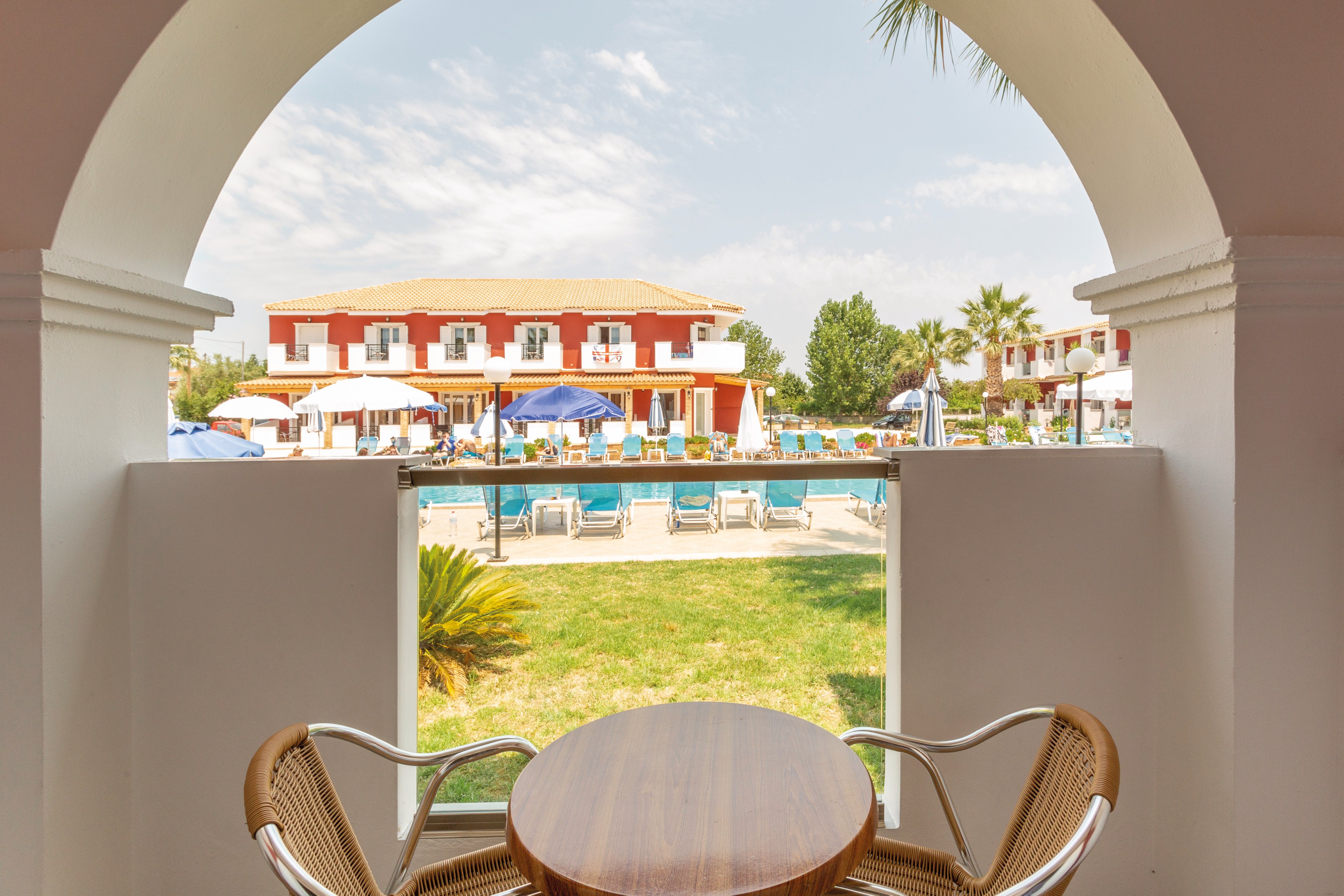 Yakinthos Apartments