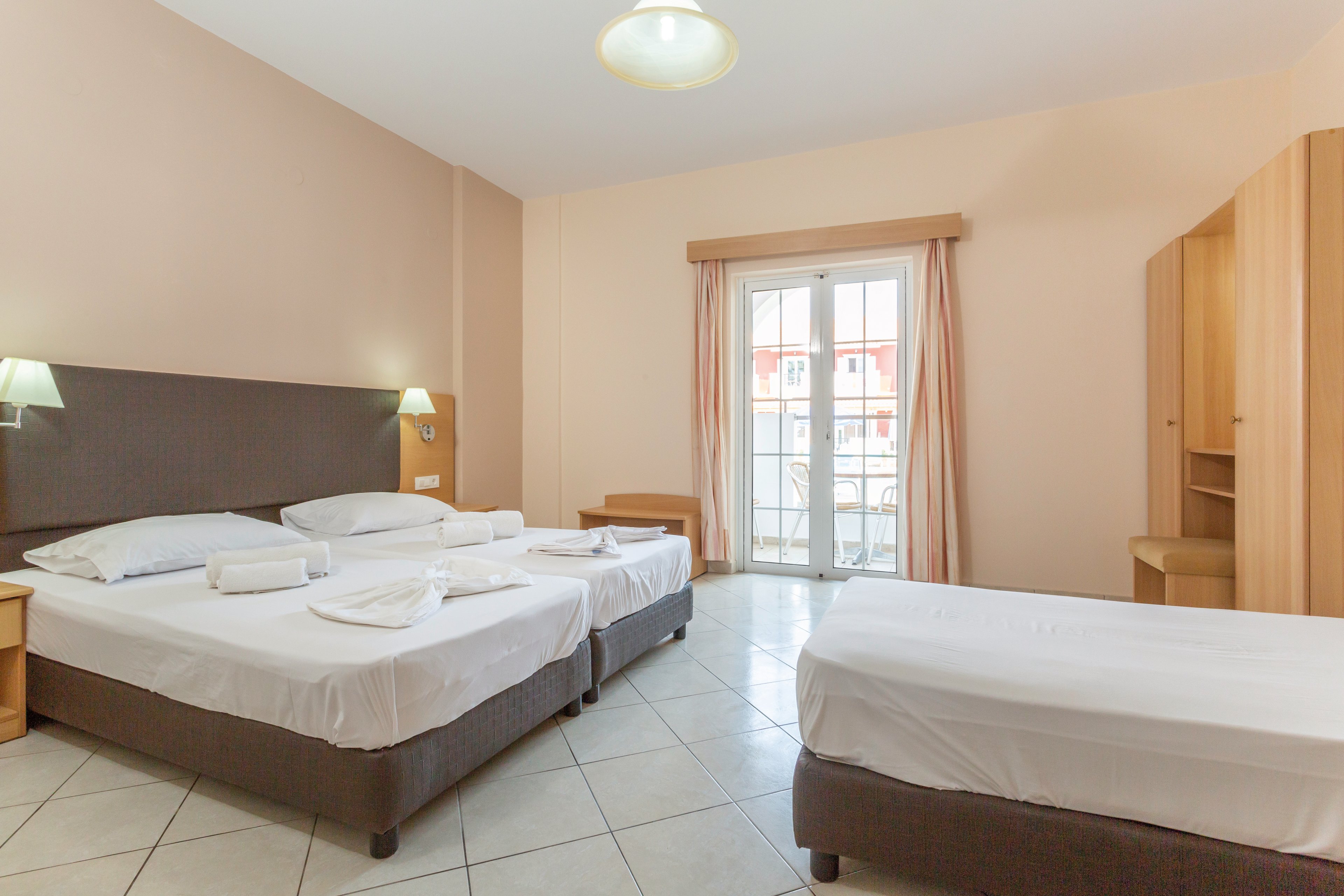 Yakinthos Apartments