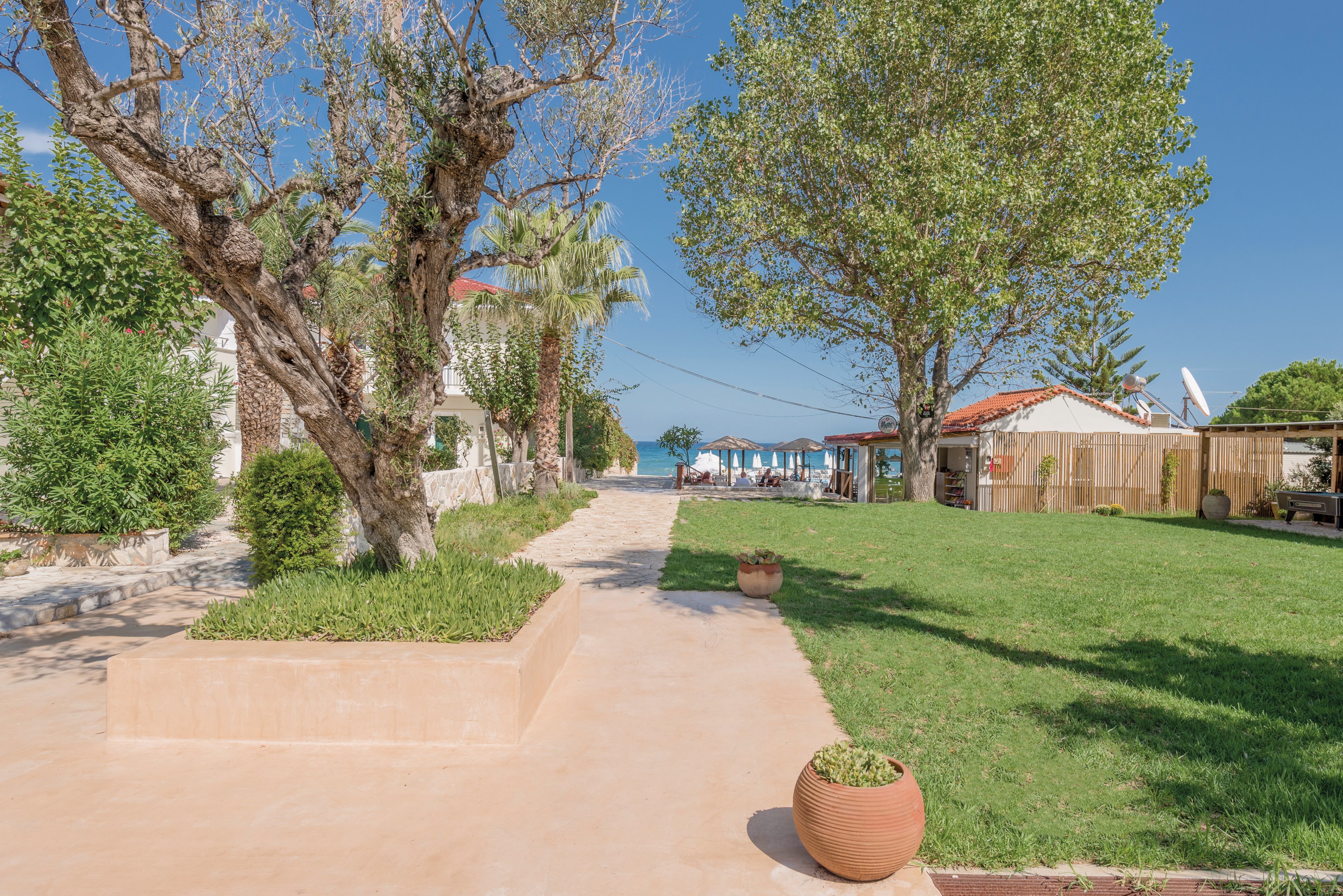 Paradise Apartments & Studios