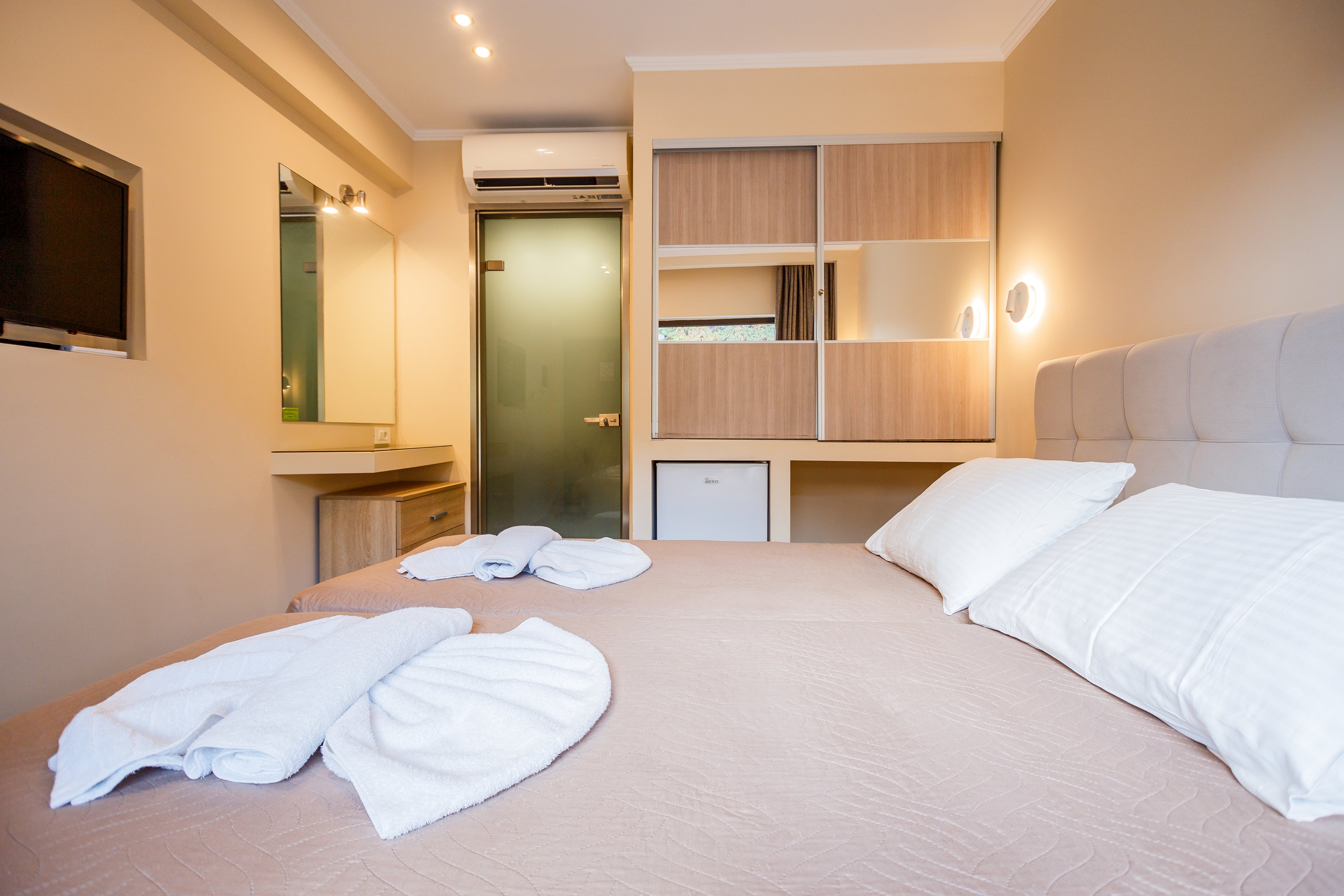 Paradise Hotel & Bar