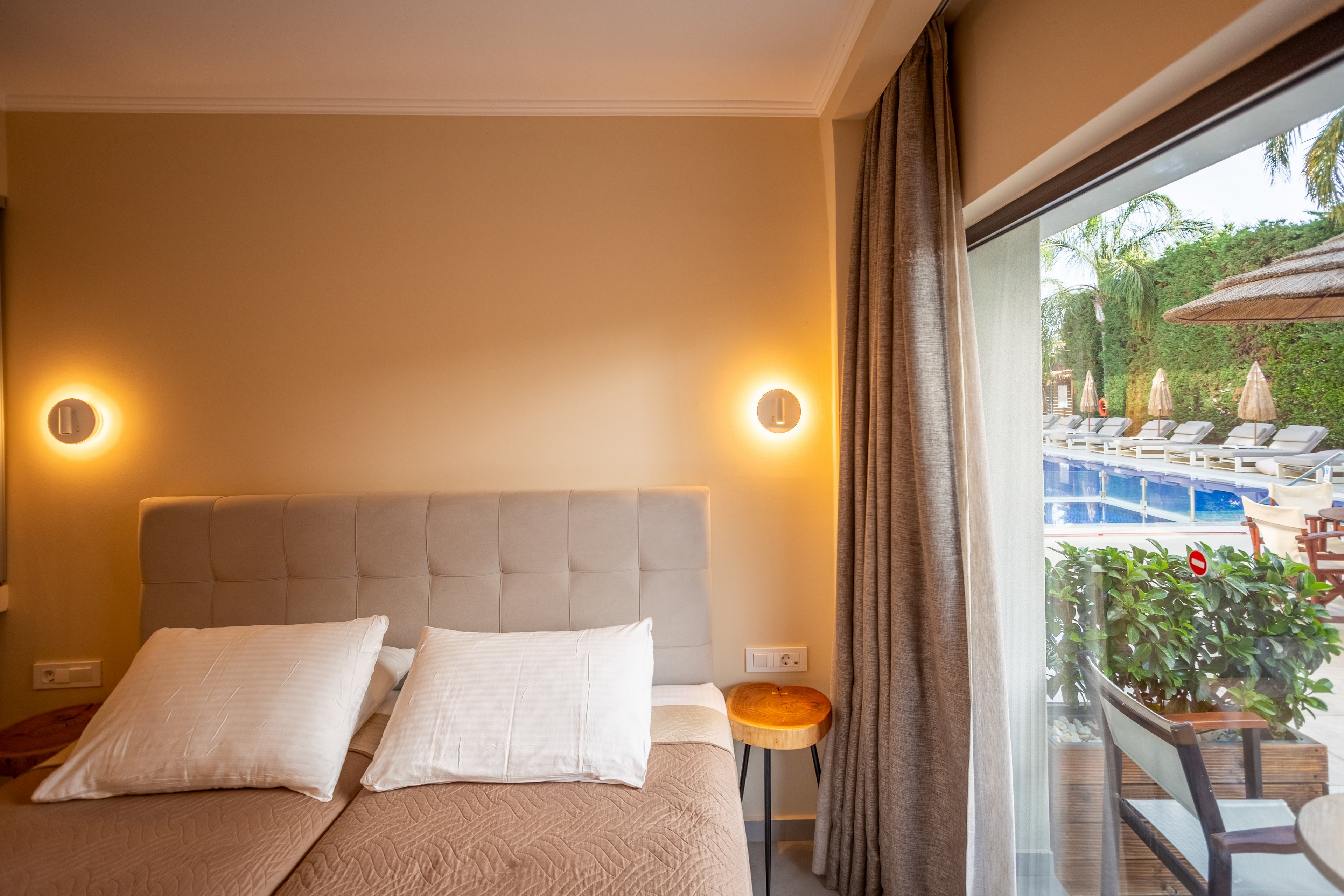 Paradise Hotel & Bar