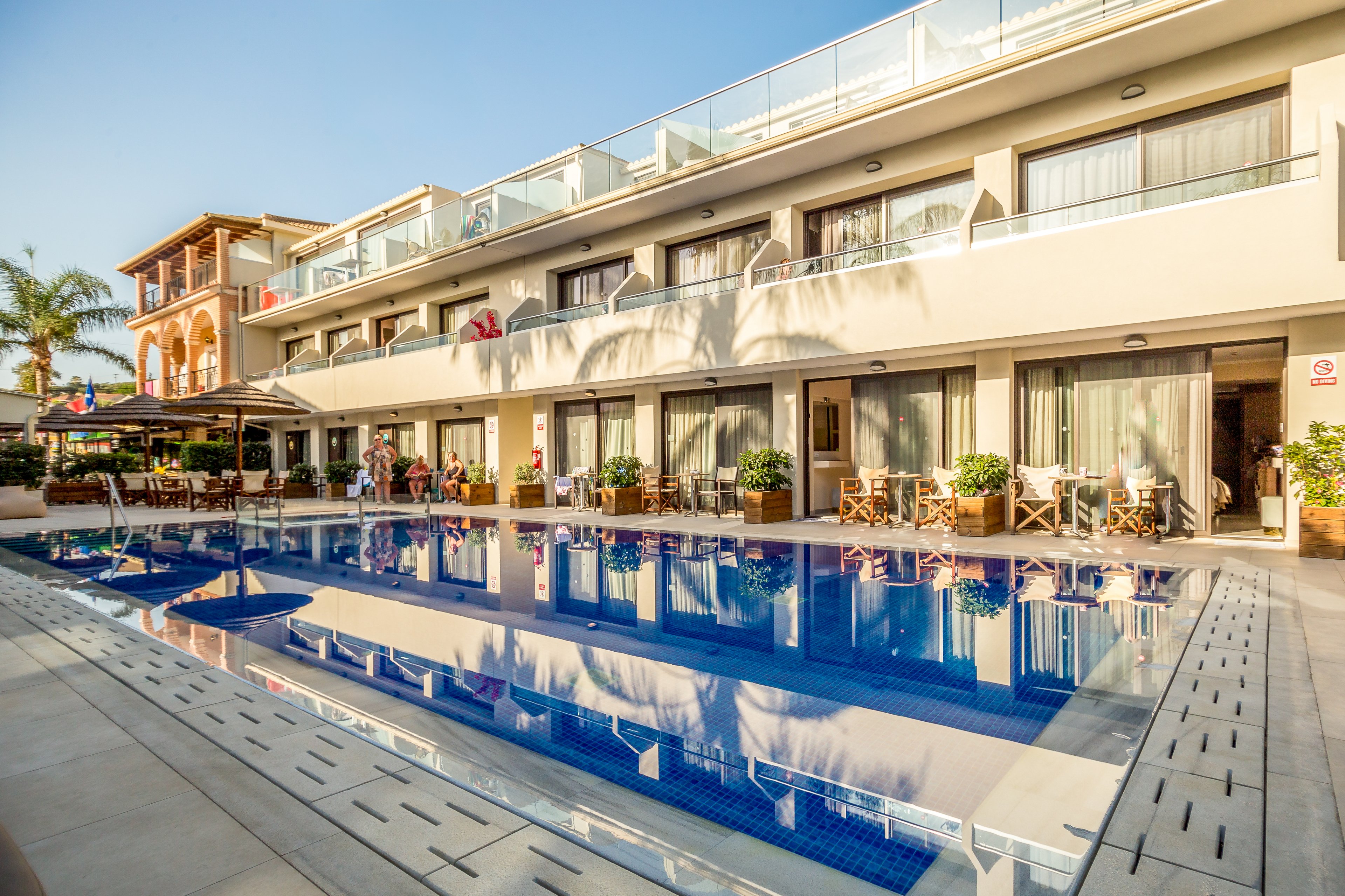 Paradise Hotel & Bar