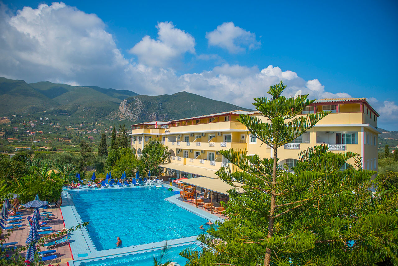Koukounaria Hotel & Suites