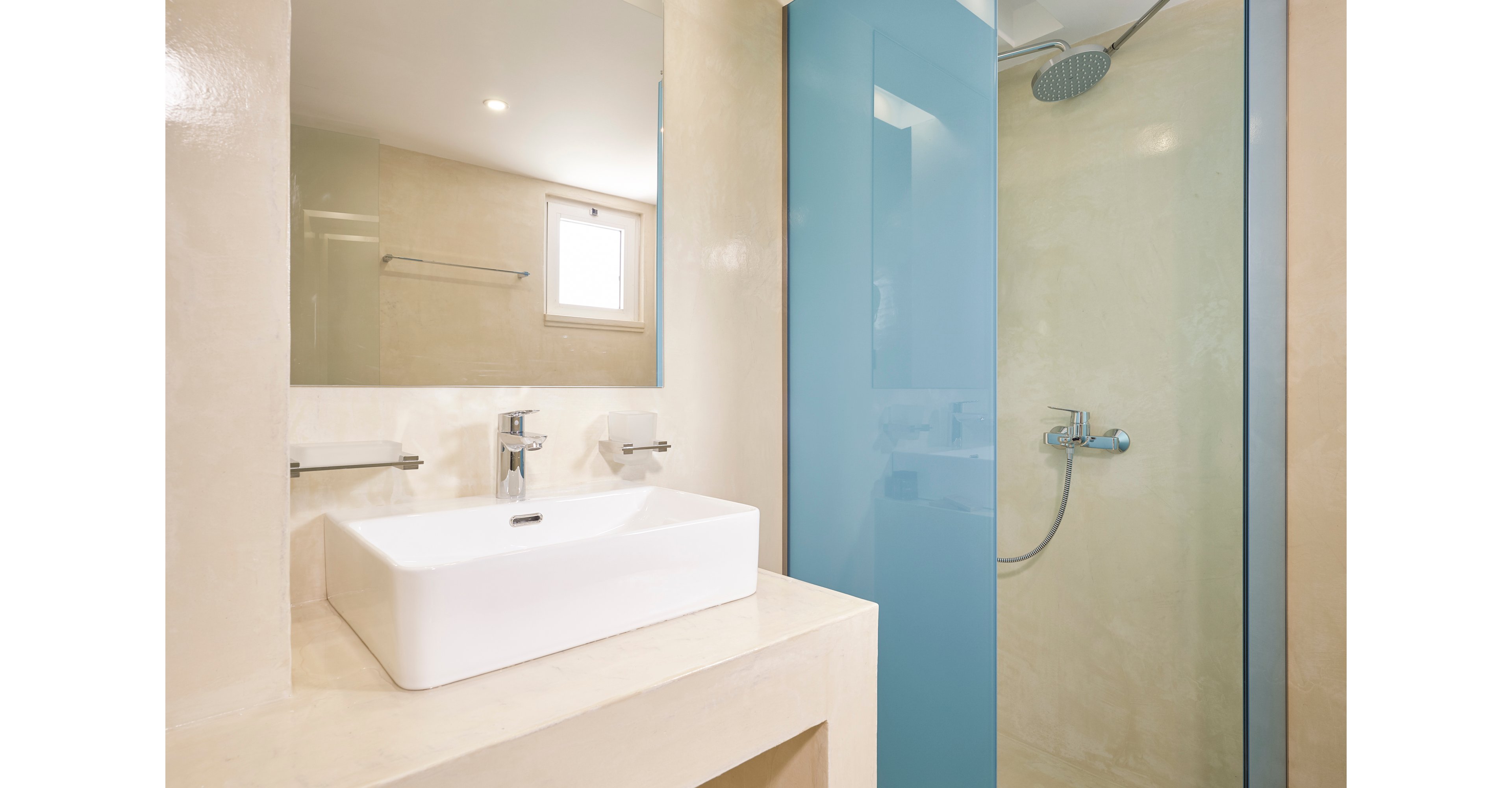 Koukounaria Hotel & Suites