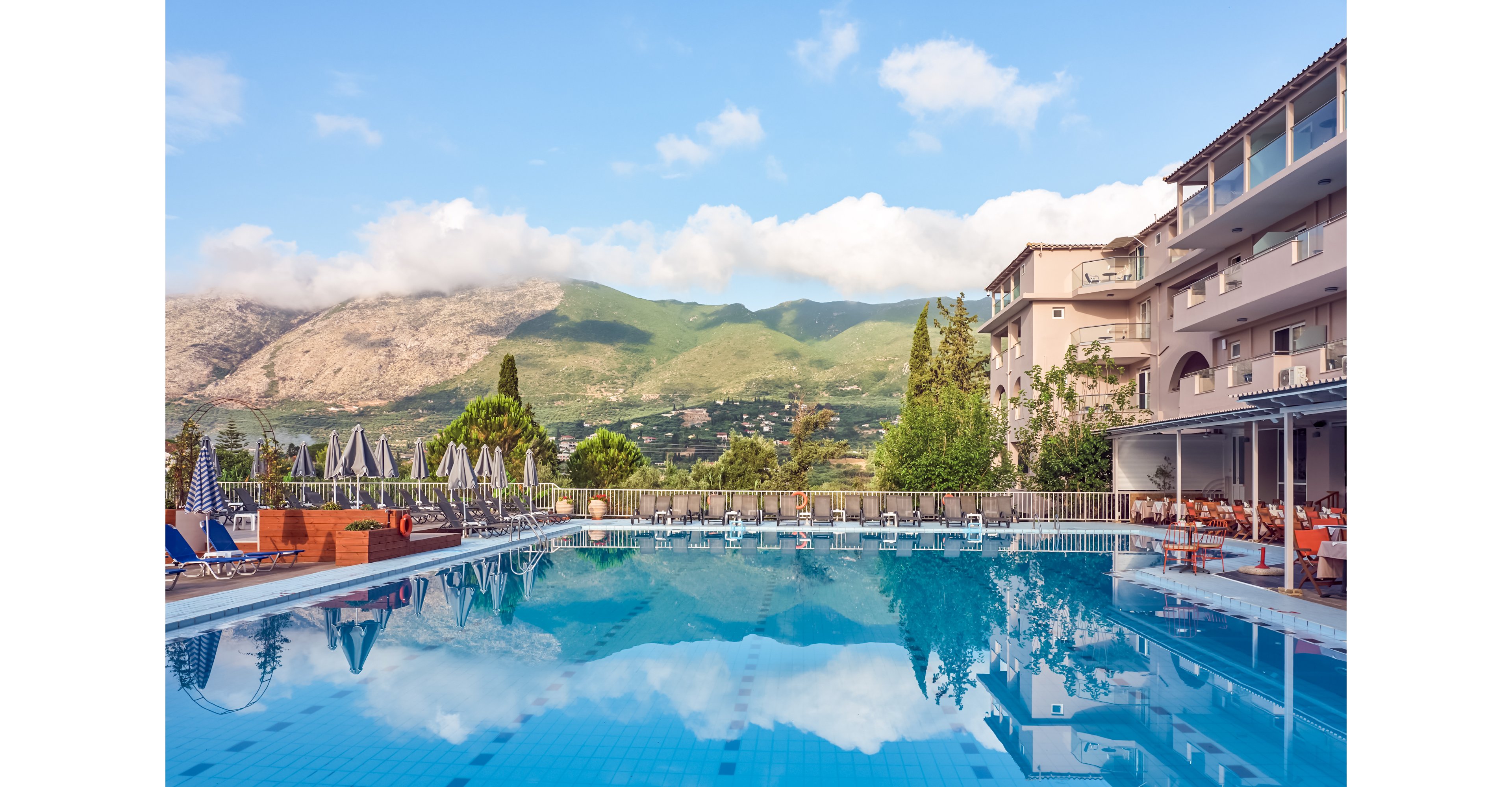 Koukounaria Hotel & Suites