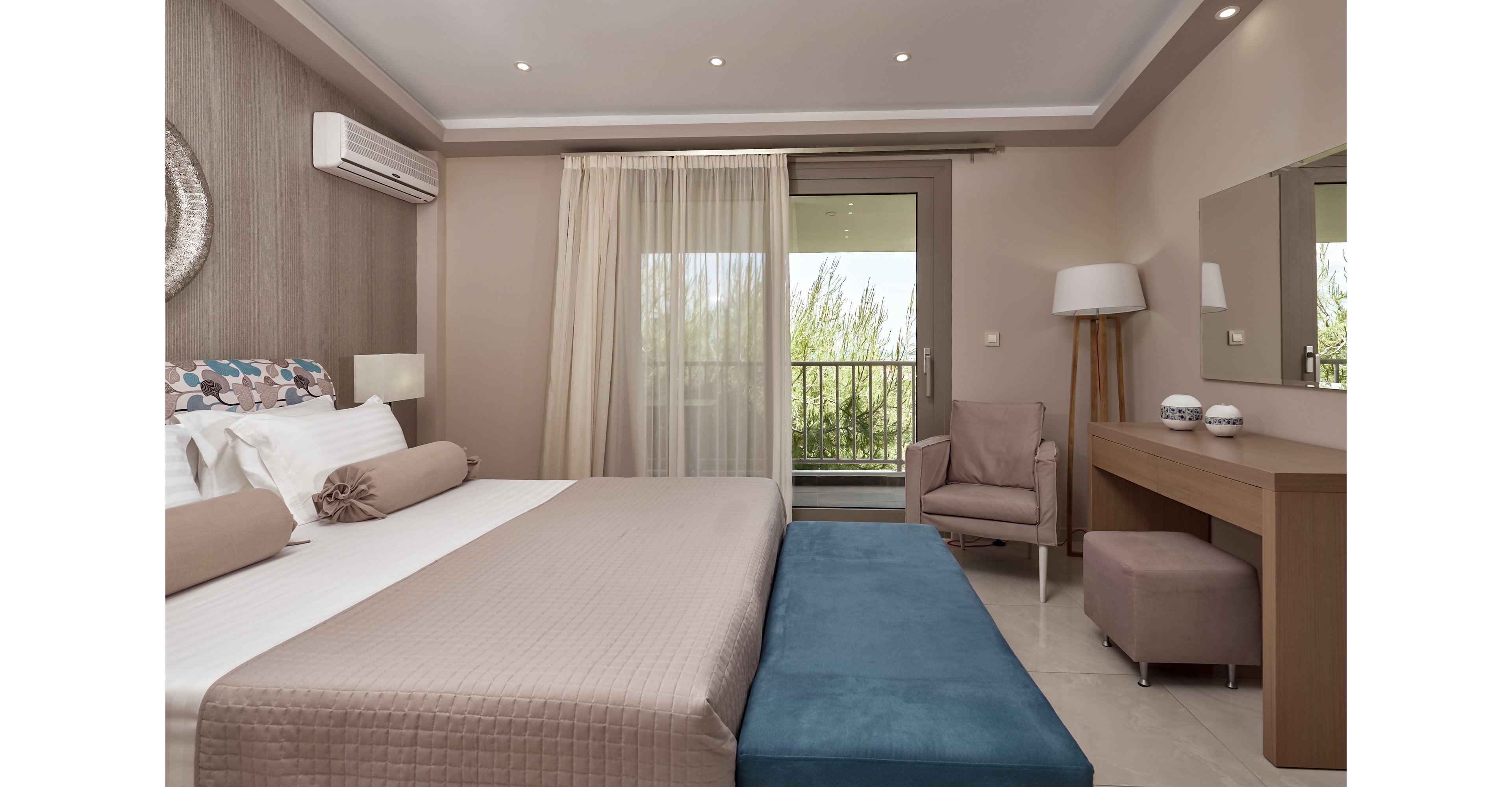 Koukounaria Hotel & Suites