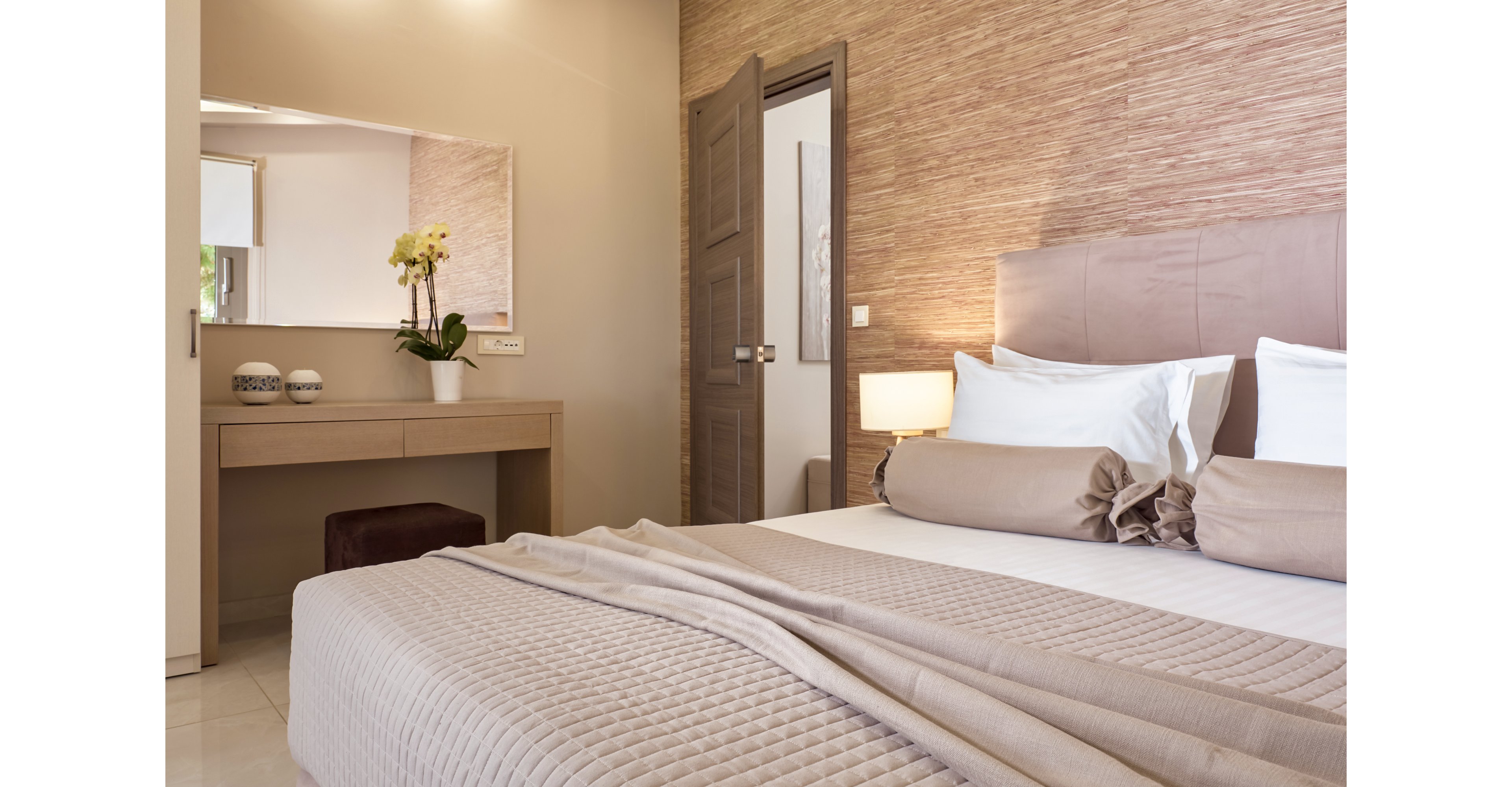 Koukounaria Hotel & Suites